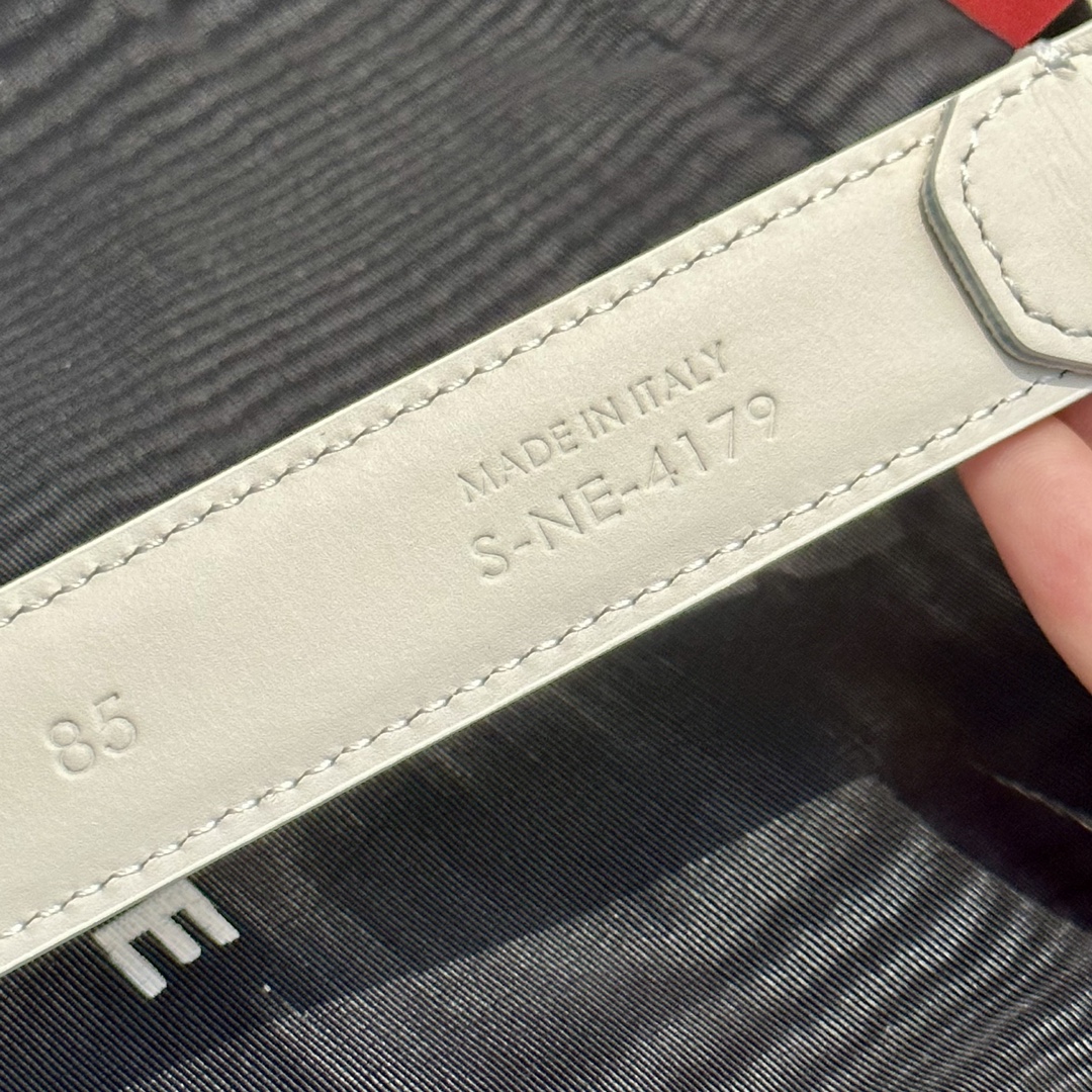 セリーヌ スモール ウエスタン ベルト スムース カーフスキン アークティック ホワイト 45BAE3B01.01HX (1.8CM) 詳細画像 2