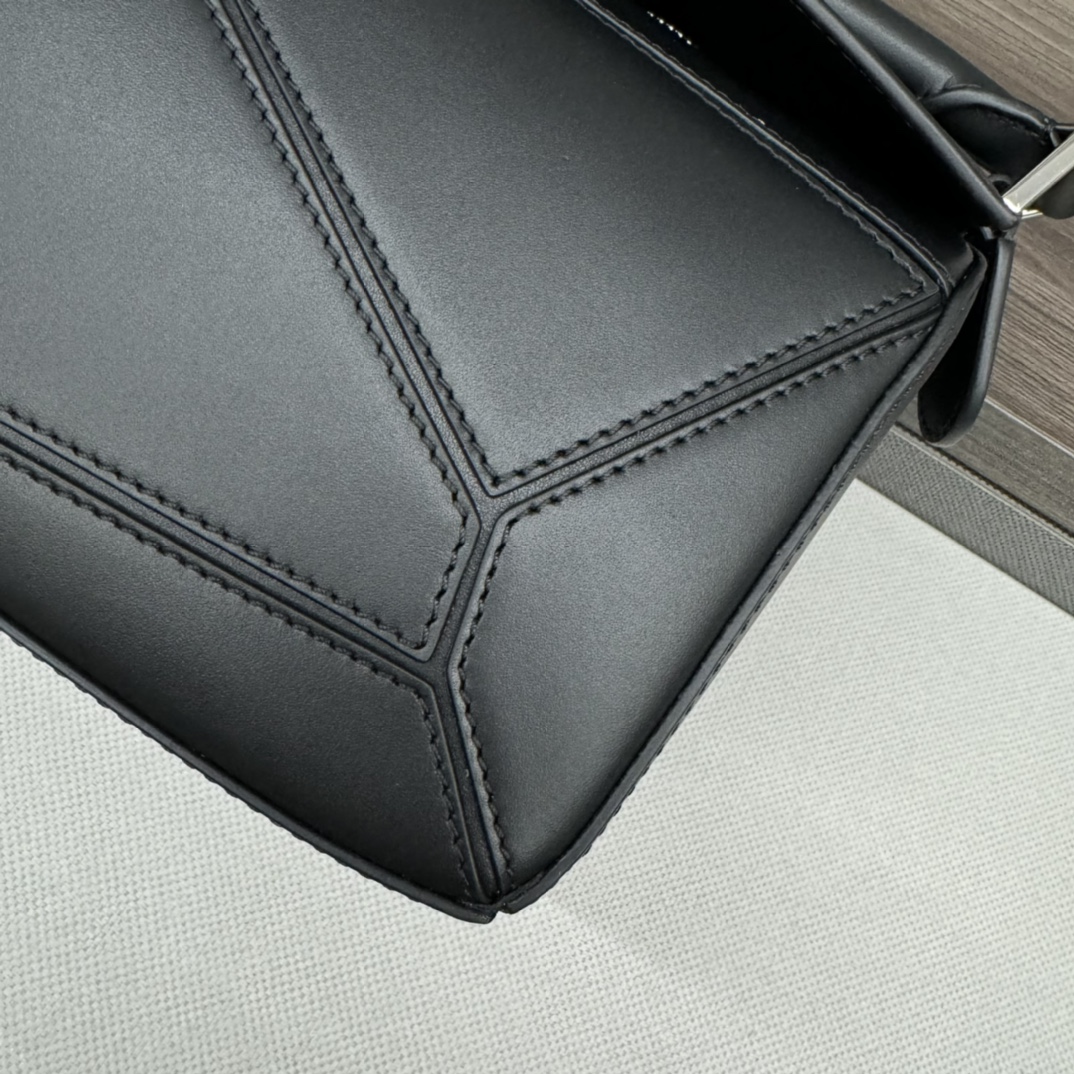 ロエベ パズルバッグ サテンカーフスキン スモール ブラック A510S21X88-1100 詳細画像 3
