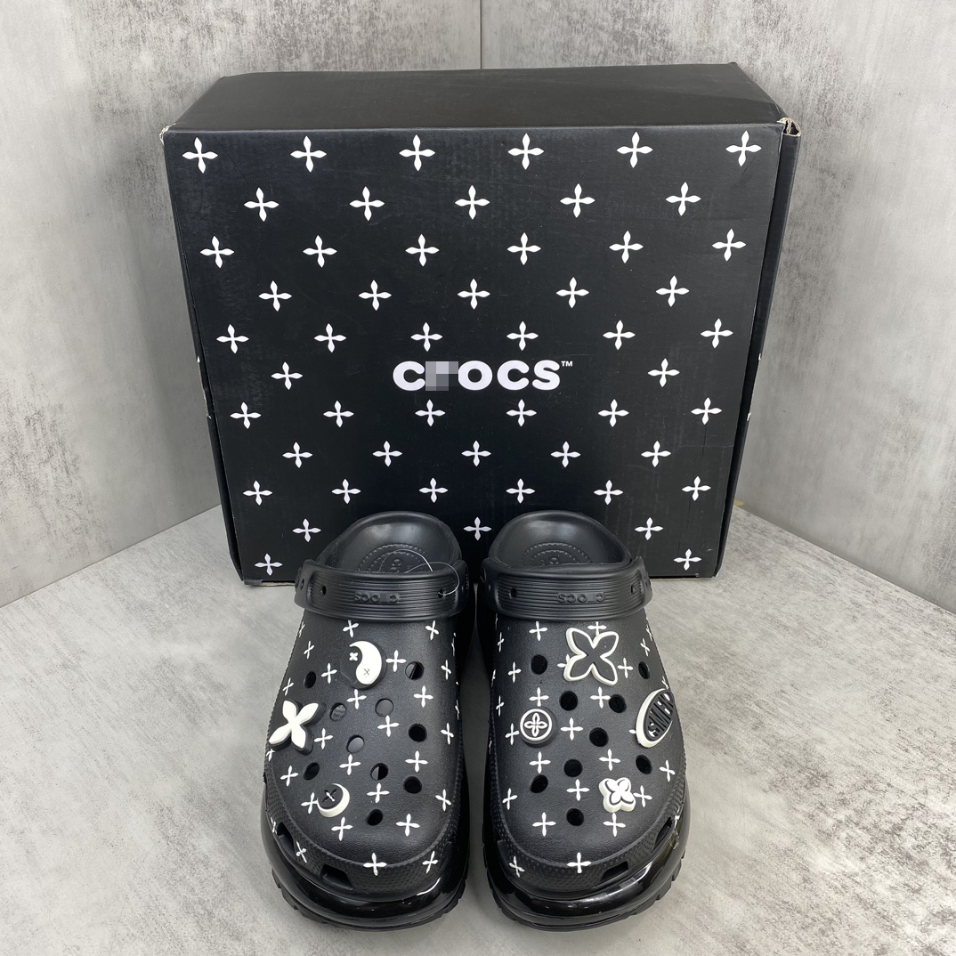 SMFK X クロックス ブラック コンパス クロッグ 詳細画像 1