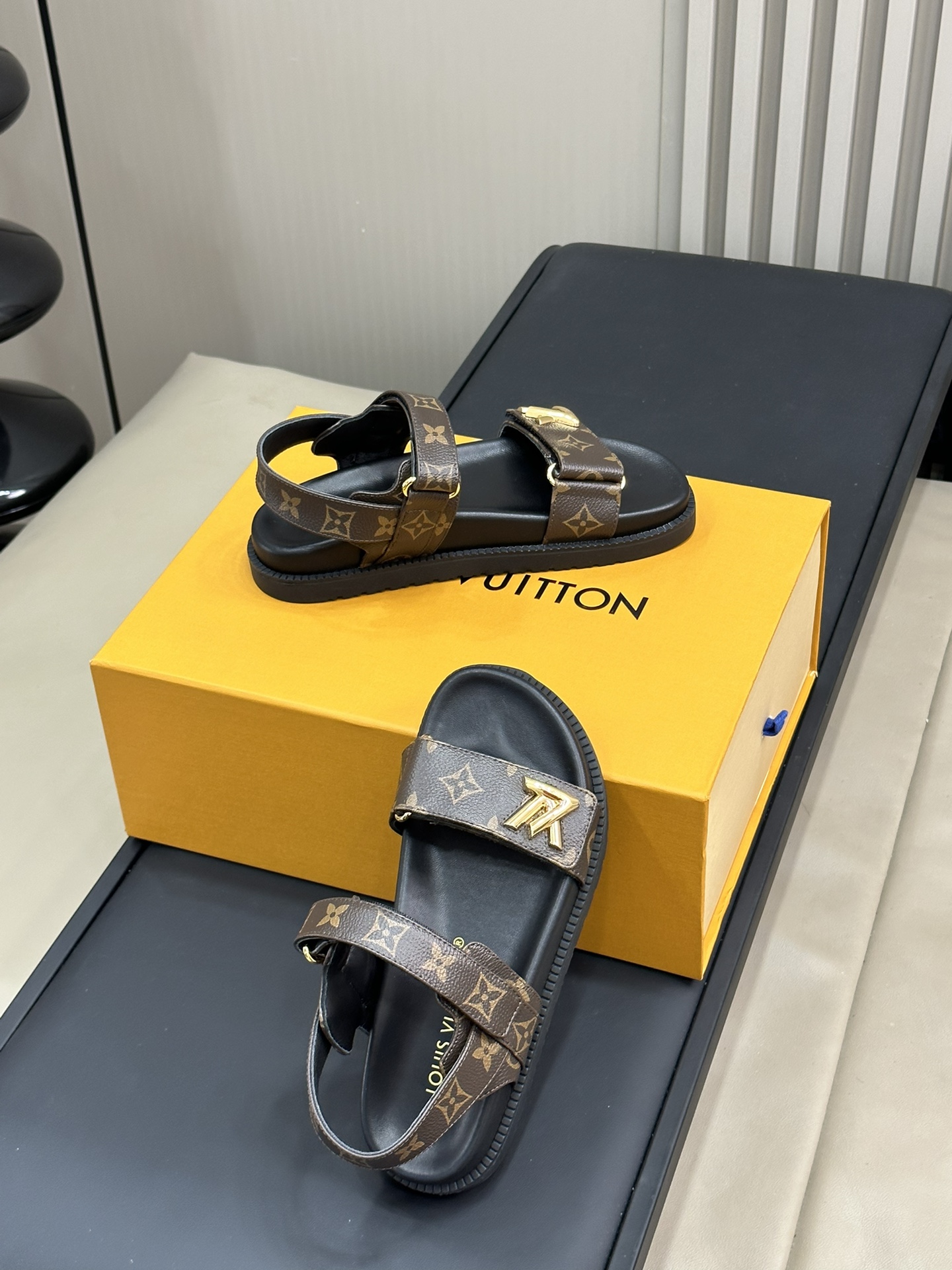 ルイヴィトン LV サンセット コンフォート フラットサンダル 1ABVGY 詳細画像 2