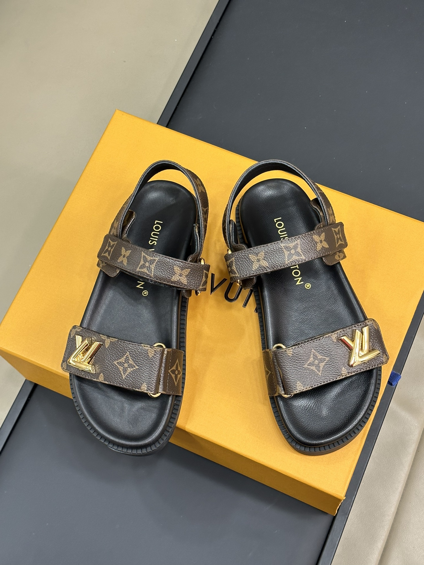 ルイヴィトン LV サンセット コンフォート フラットサンダル 1ABVGY 詳細画像 3