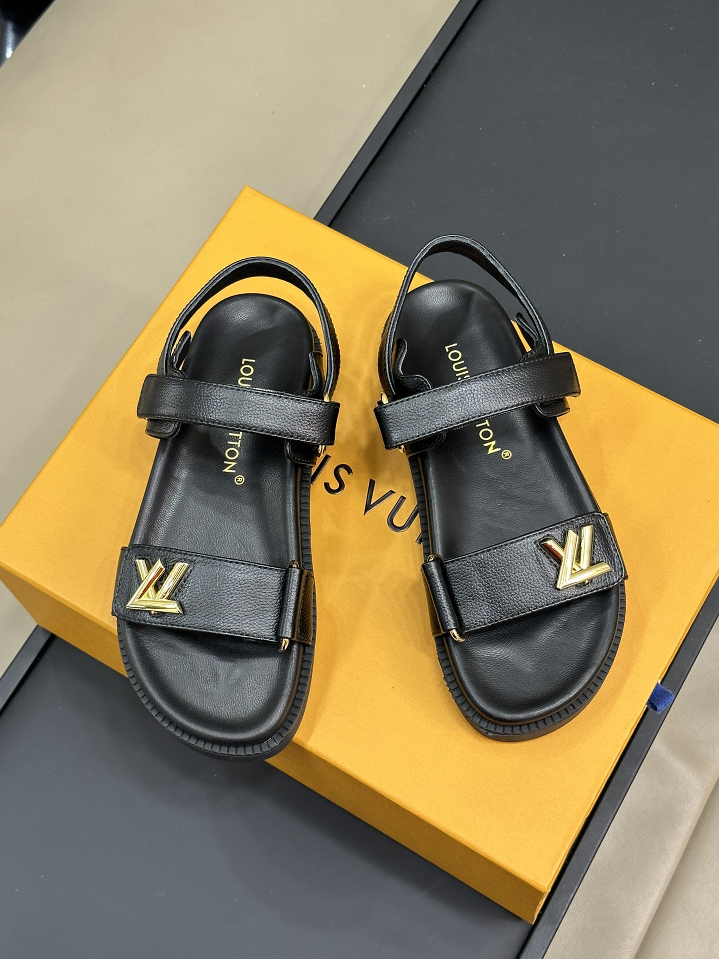 ルイヴィトン LV サンセット コンフォート フラットサンダル 1ABW6U 詳細画像 3