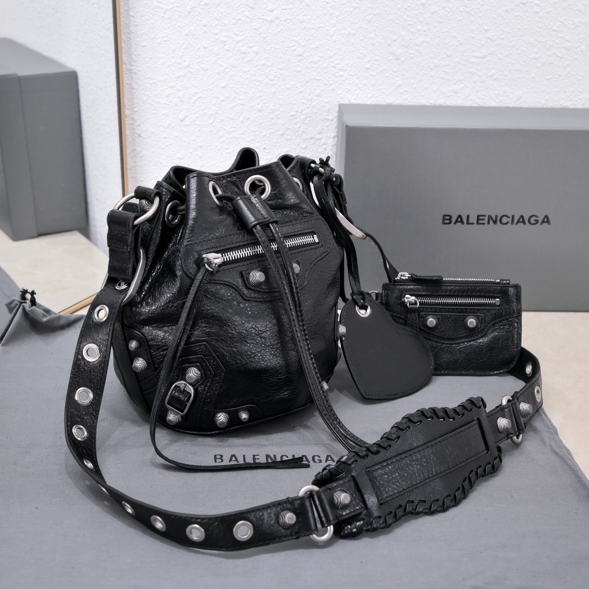 バレンシアガ 新品 スモール LeCagole バケット オートバイ バッグ 702431210H31000 詳細画像 1