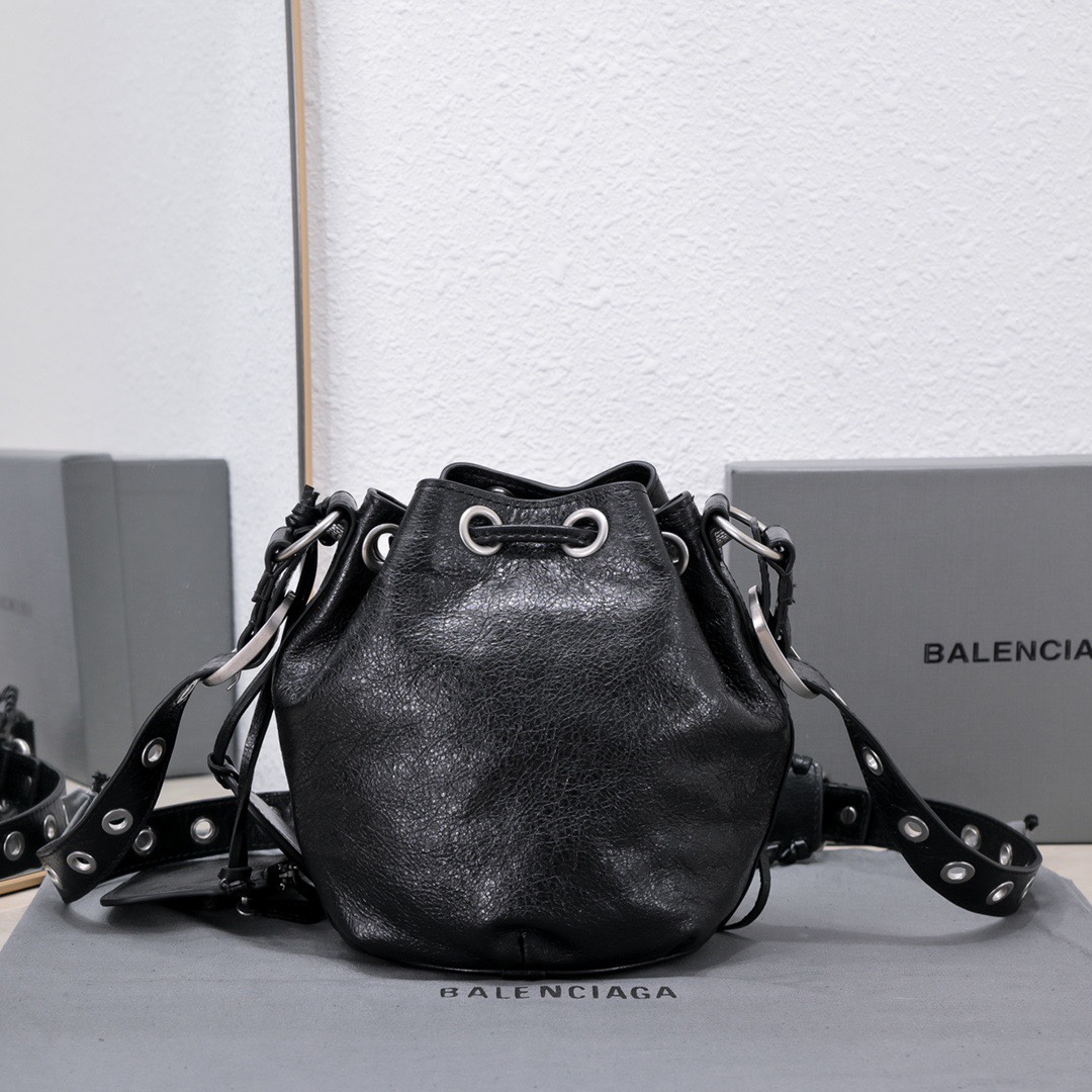 バレンシアガ 新品 スモール LeCagole バケット オートバイ バッグ 702431210H31000 詳細画像 2