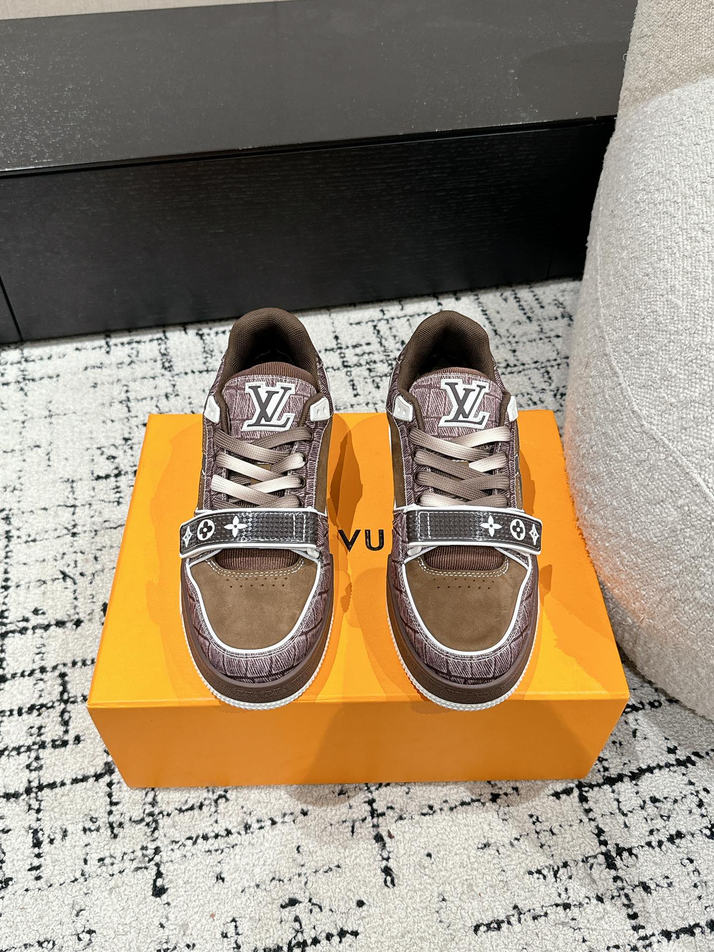 ルイヴィトン LV トレーナー スニーカー 1ADE1Z 詳細画像 1
