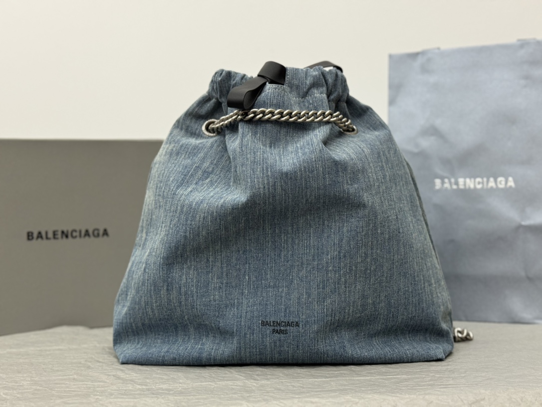 Balenciaga's new Crush Tote bag 7429422AAYA4661 詳細画像 1