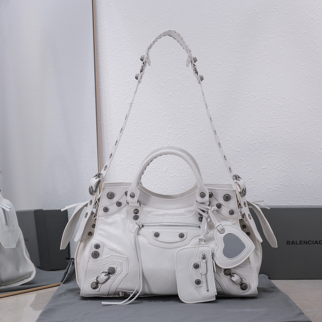 Balenciaga Neo Cagole new motorcycle bag in cracked sheepskin  736046210B09104 詳細画像 1