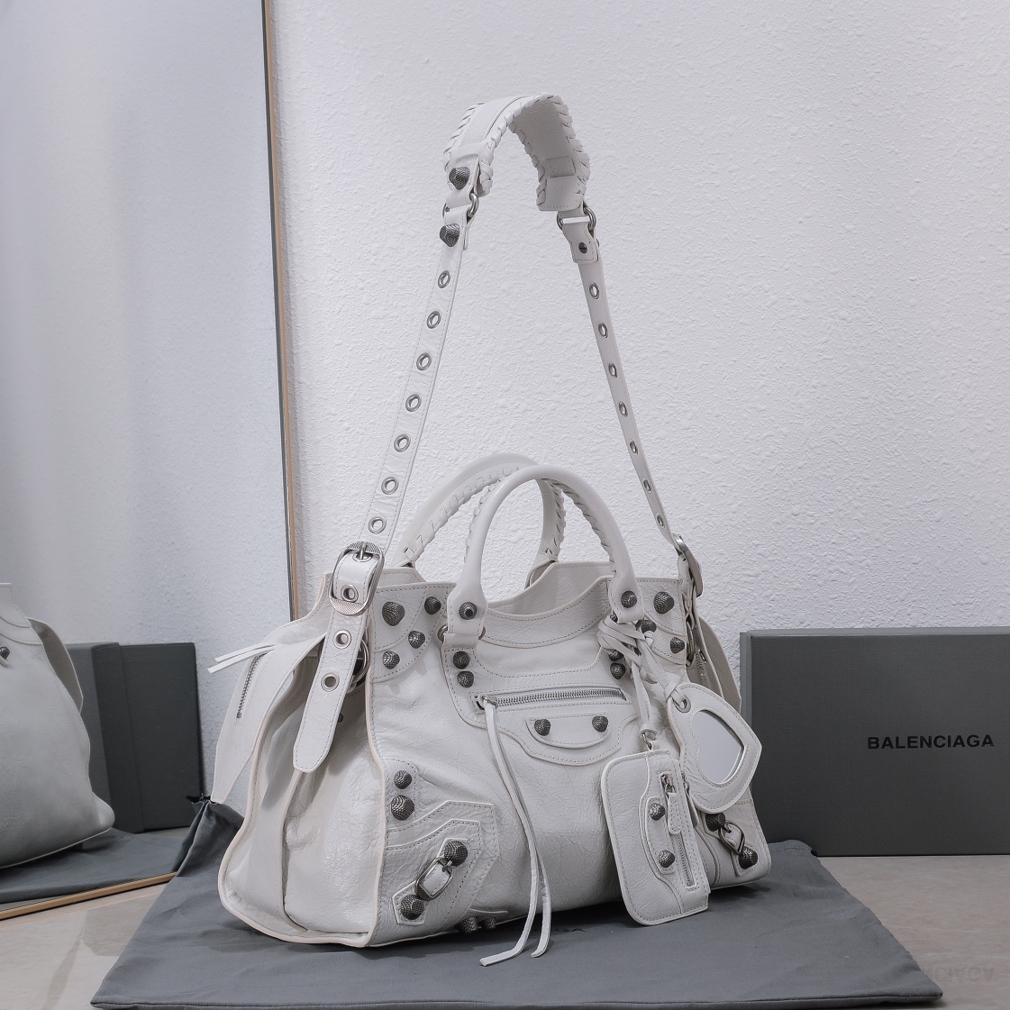 Balenciaga Neo Cagole new motorcycle bag in cracked sheepskin  736046210B09104 詳細画像 3