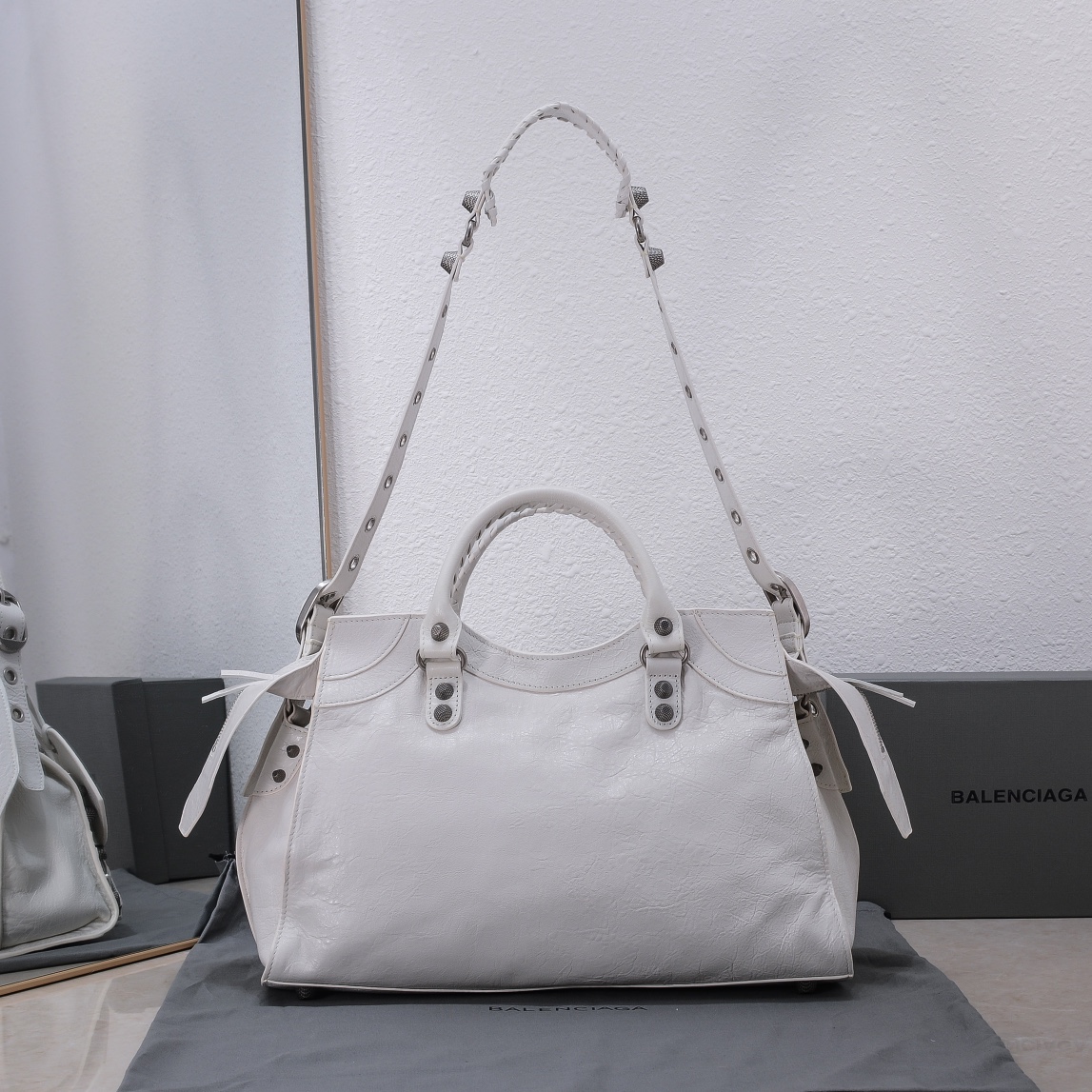 Balenciaga Neo Cagole new motorcycle bag in cracked sheepskin 736046210B09104 詳細画像 2
