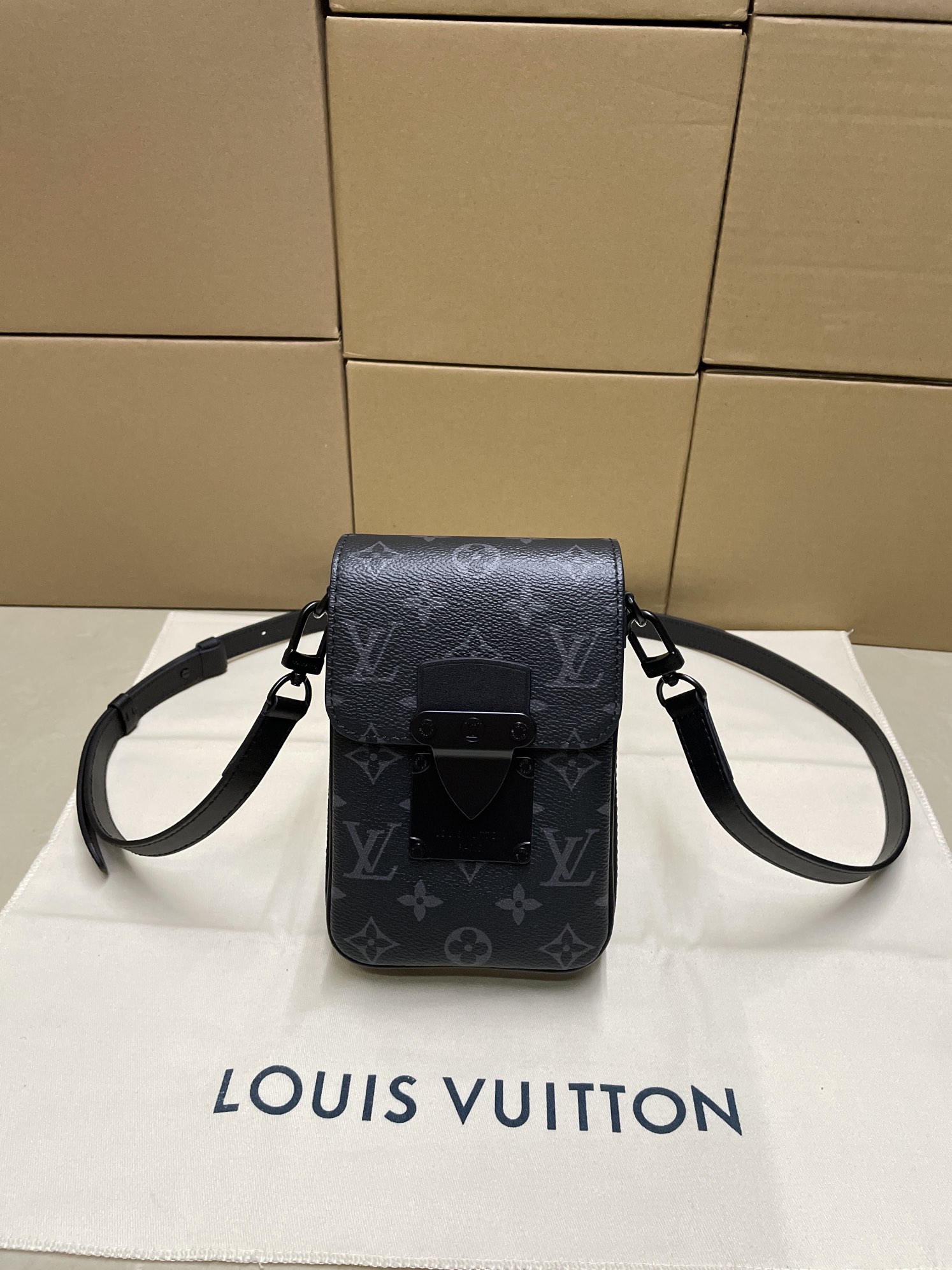 ルイ・ヴィトン Sロック バーティカル ウェアラブルウォレット モノグラム エクリプス M82252 詳細画像 1