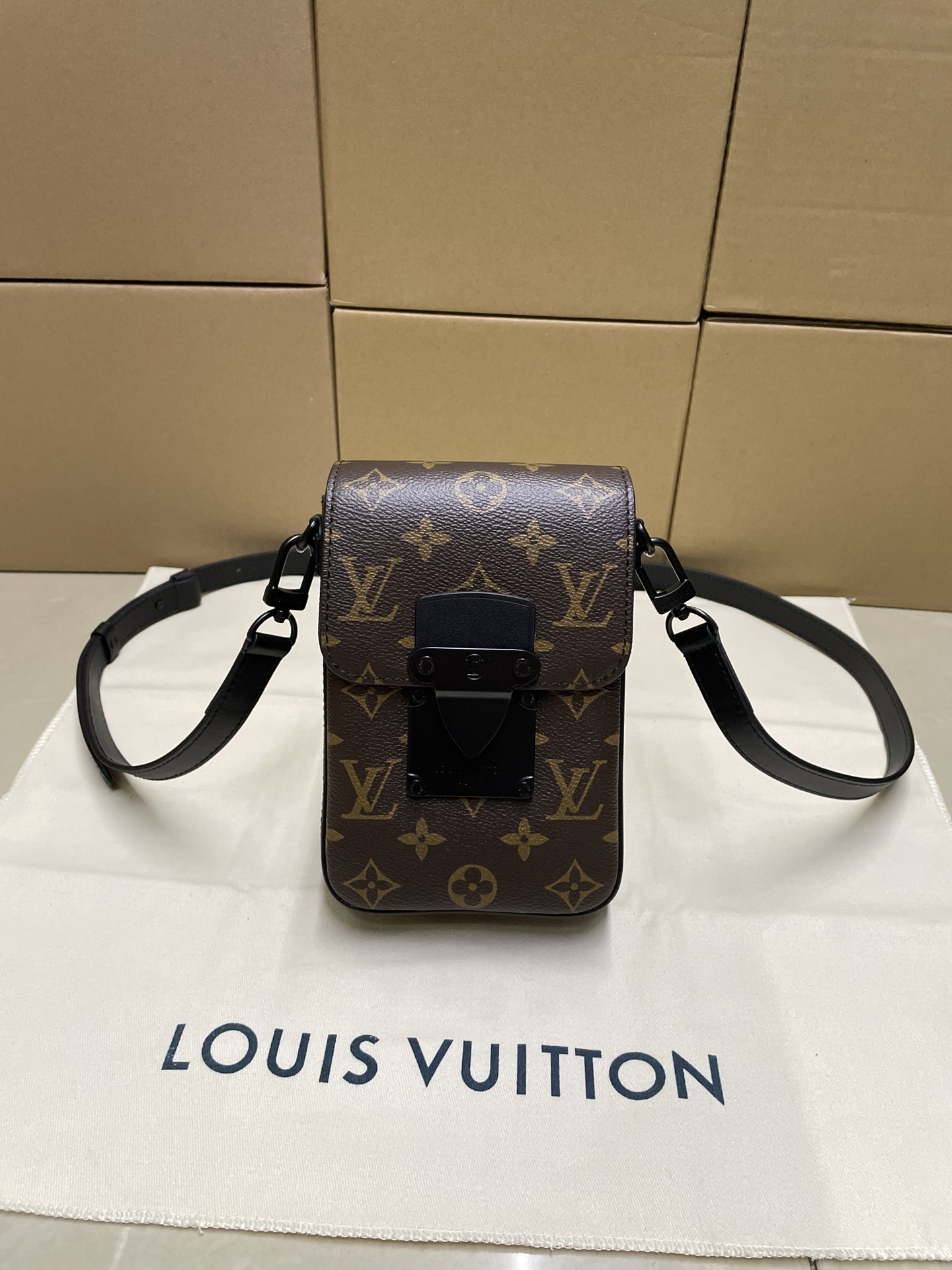 ルイ・ヴィトン Sロック バーティカル ウェアラブルウォレット モノグラム エクリプス M81522 詳細画像 1