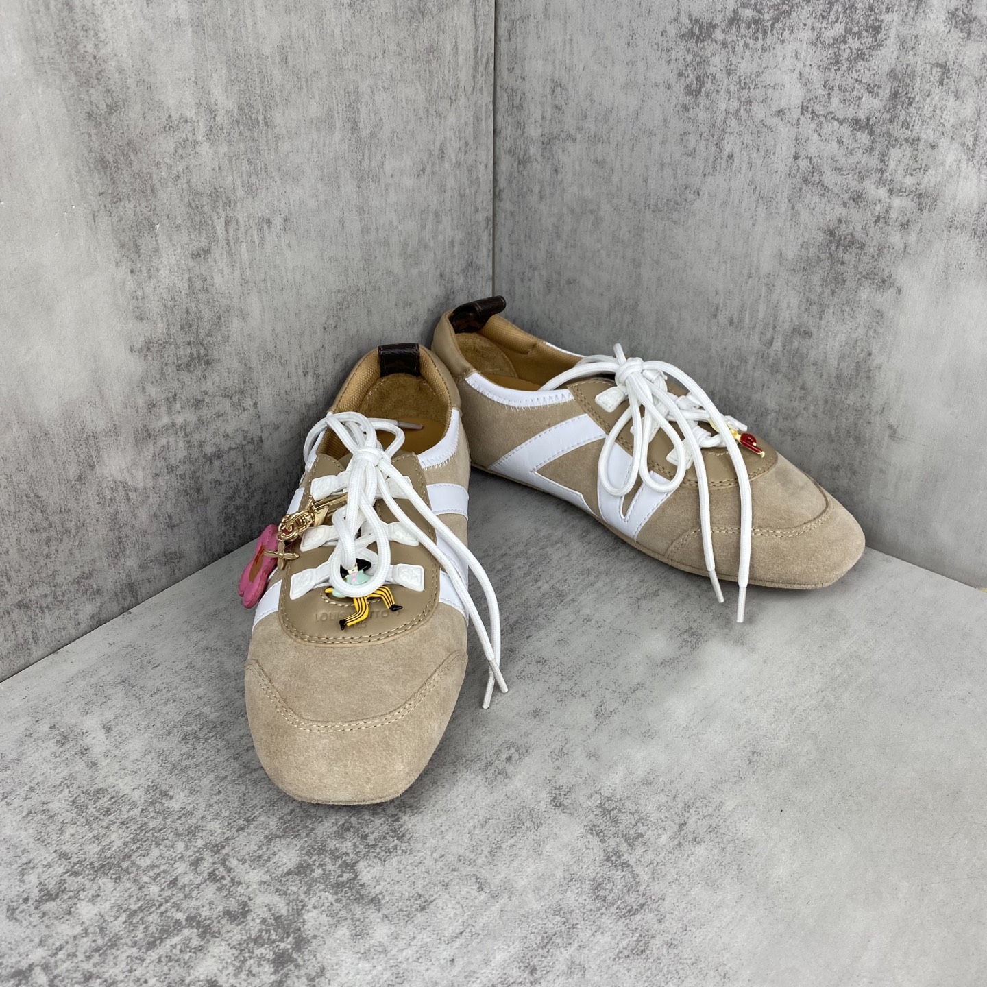 ルイ・ヴィトン LV スニーカー 1AHNFA 詳細画像 2