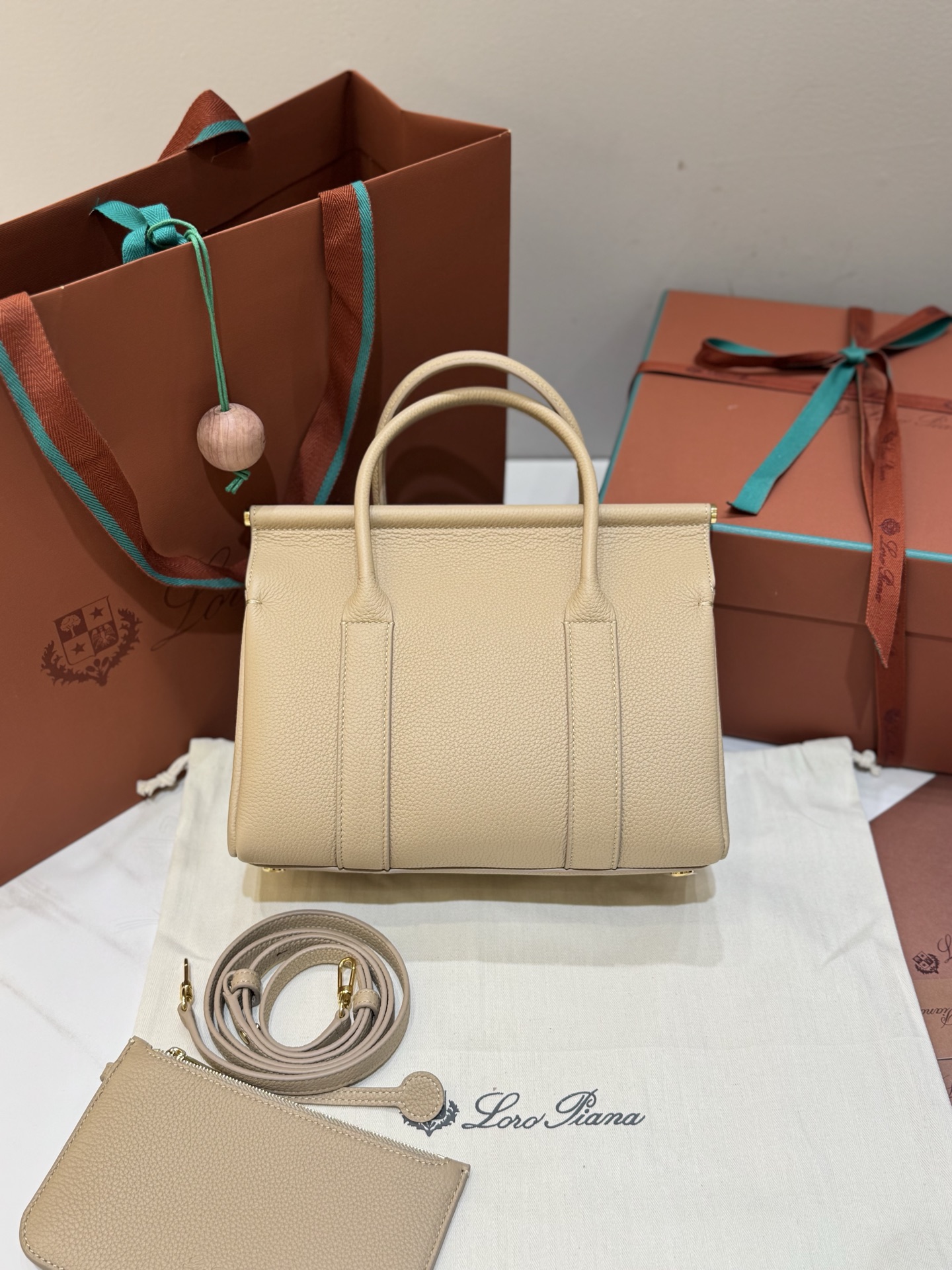 ロロ・ピアーナ ルームバッグ L25 カーフスキン ライトマスティック/サンゴールド FAO2680 詳細画像 2