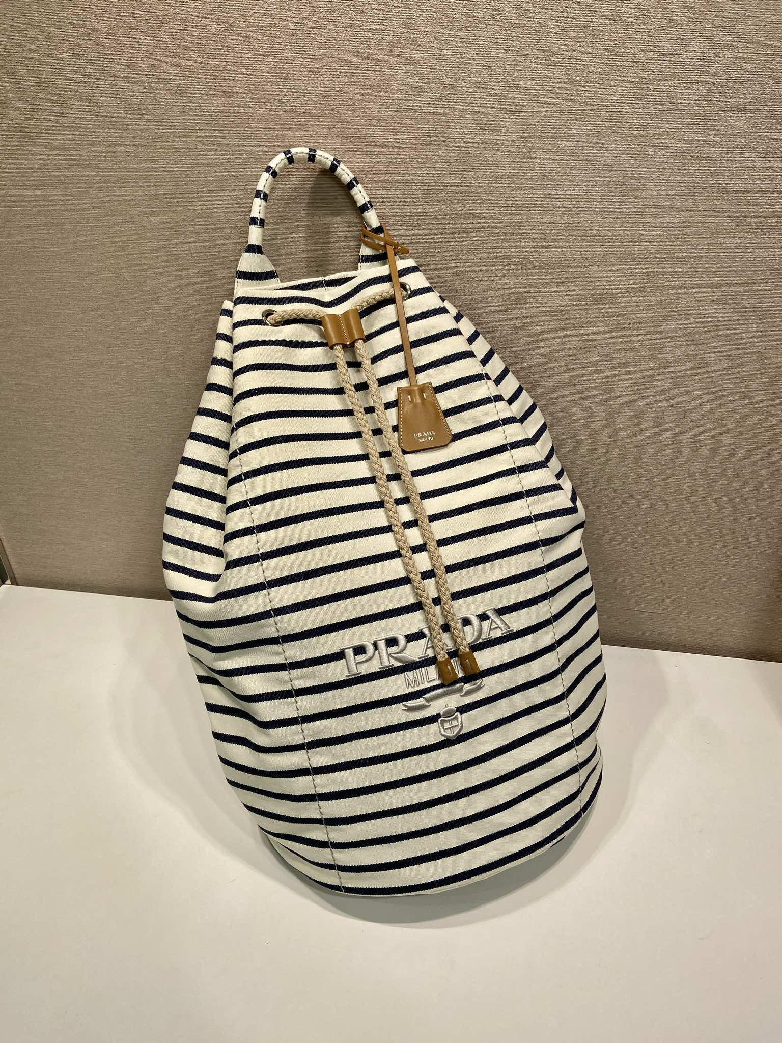 プラダ アイボリー/ブルー ストライプ キャンバス ドローストリング ダッフルバッグ 2VY011_2HJN_F0C56_V_OOO 詳細画像 2