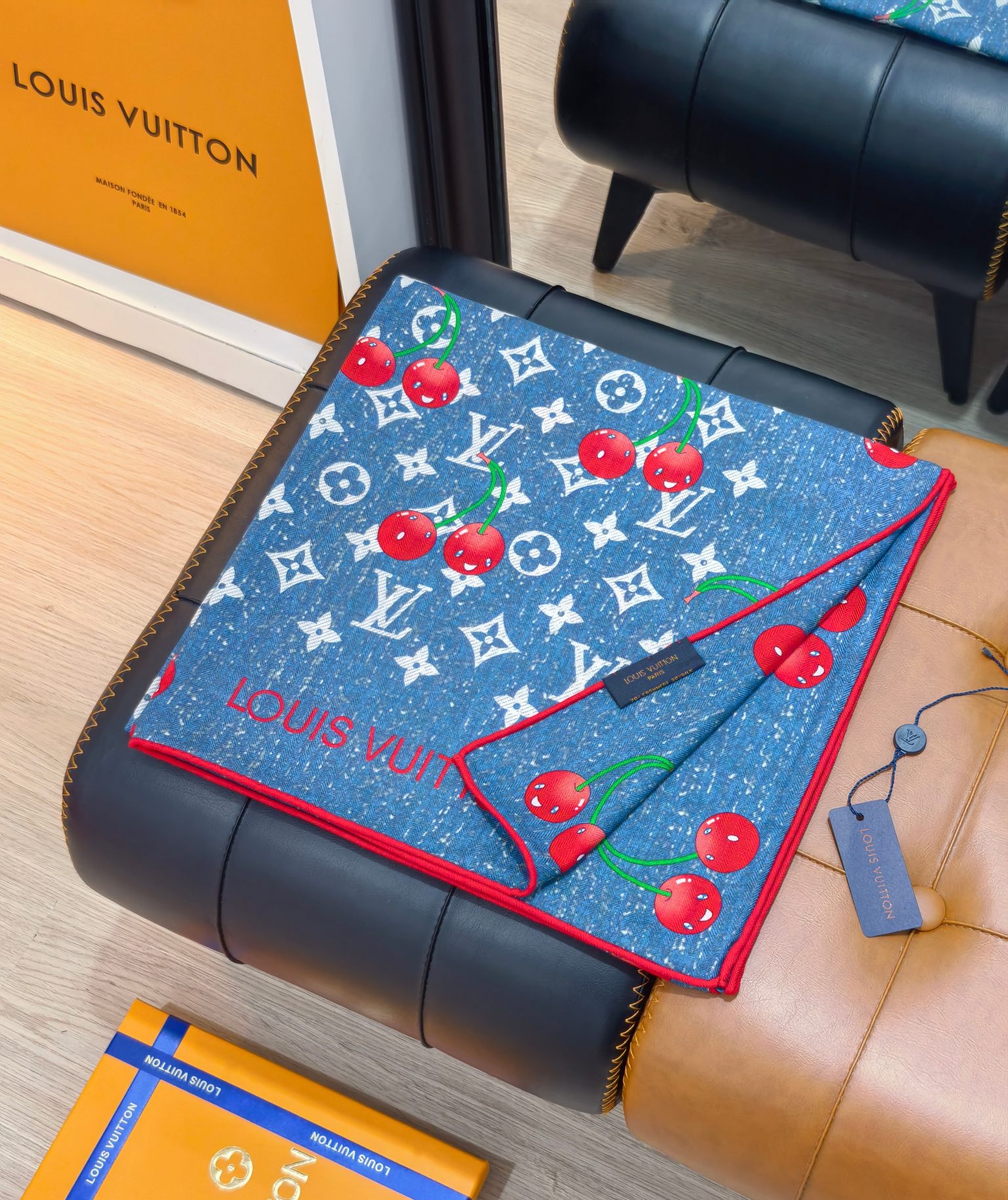 ルイ・ヴィトン LV x TM カレ90 モノグラム デニム チェリー M96389 詳細画像 1