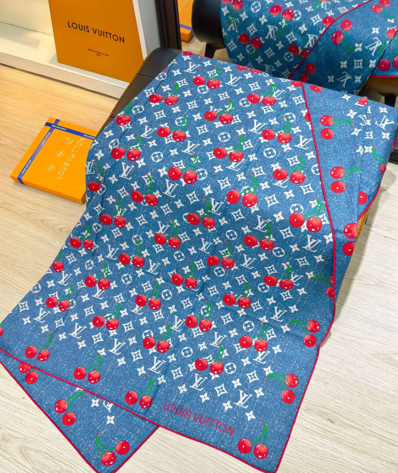 ルイ・ヴィトン LV x TM カレ90 モノグラム デニム チェリー M96389 詳細画像 2