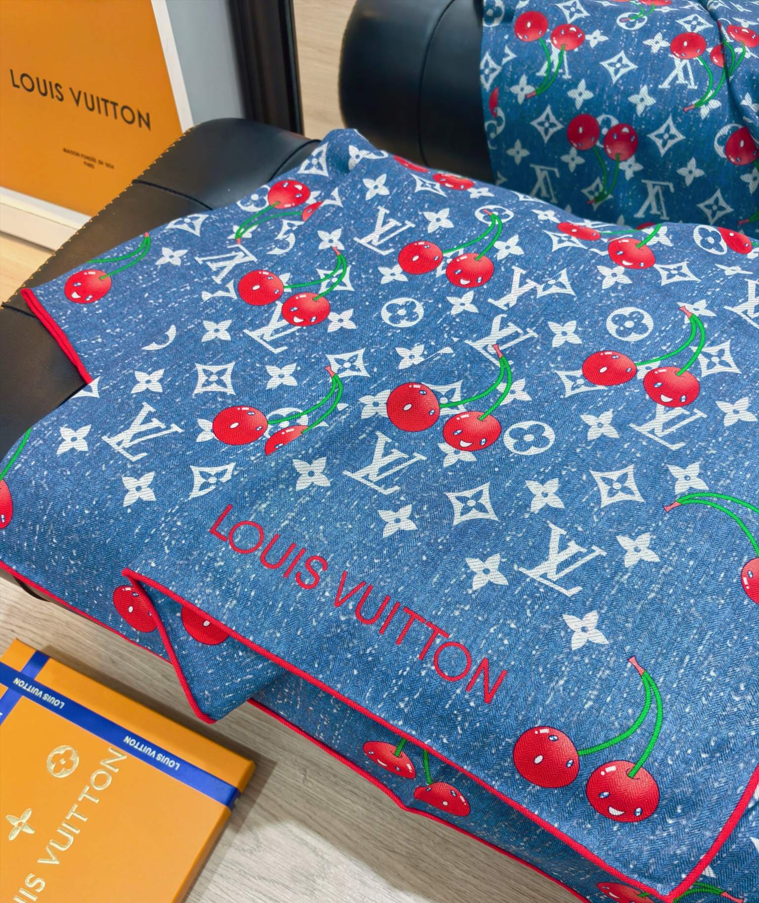 ルイ・ヴィトン LV x TM カレ90 モノグラム デニム チェリー M96389 詳細画像 3