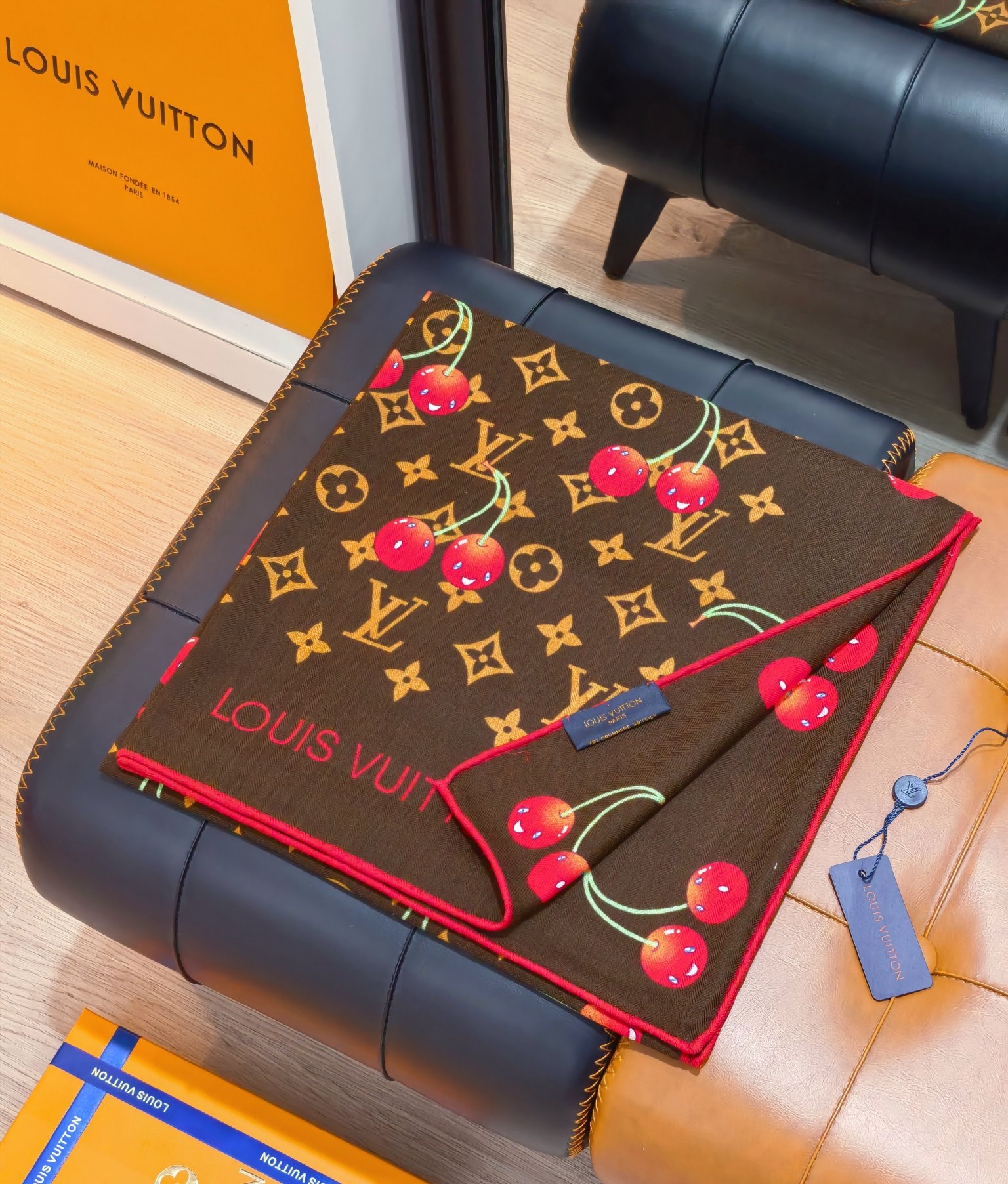 ルイ・ヴィトン LV x TM カレ90 モノグラム デニム チェリー M96094 詳細画像 1