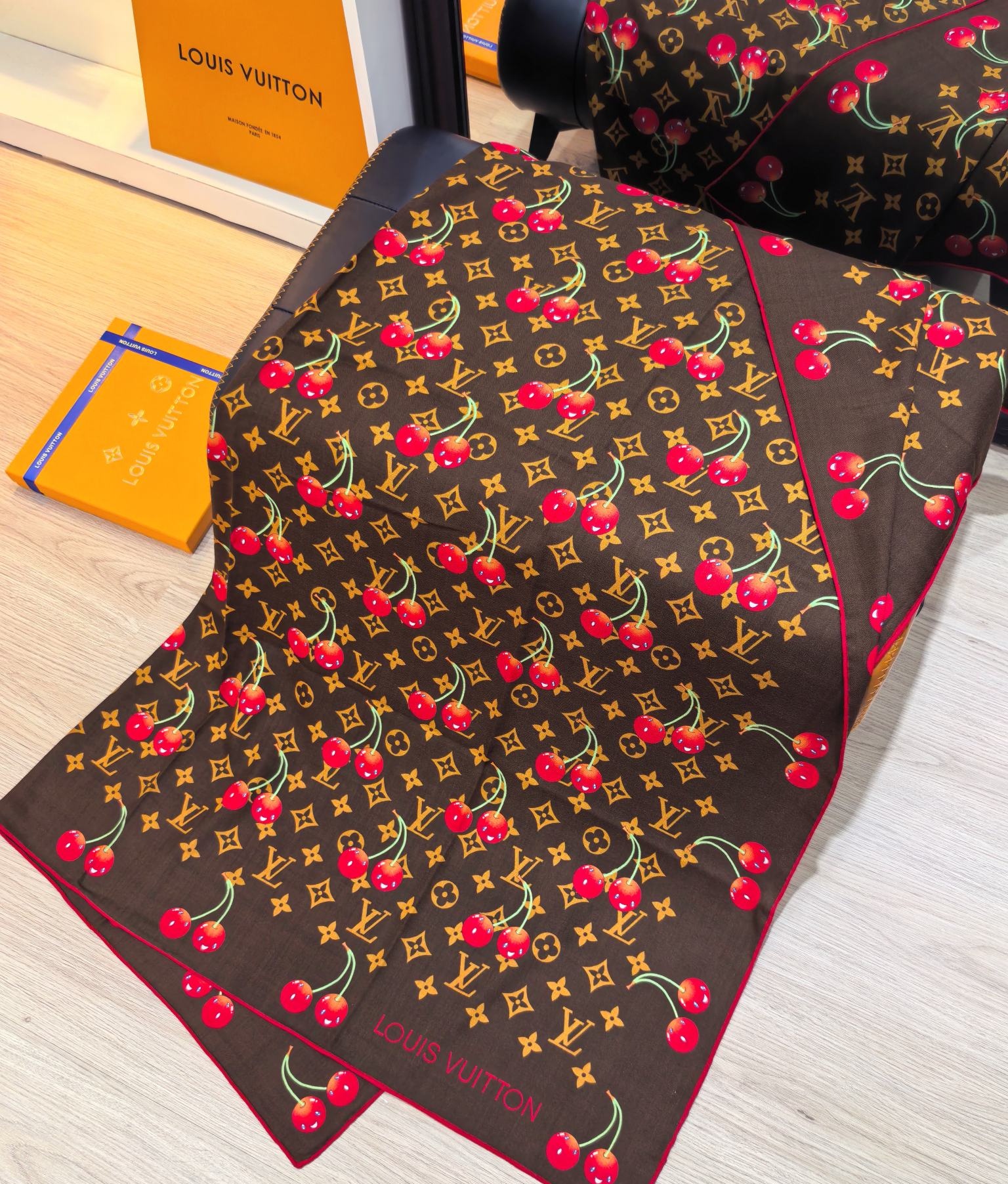 ルイ・ヴィトン LV x TM カレ90 モノグラム デニム チェリー M96094 詳細画像 2