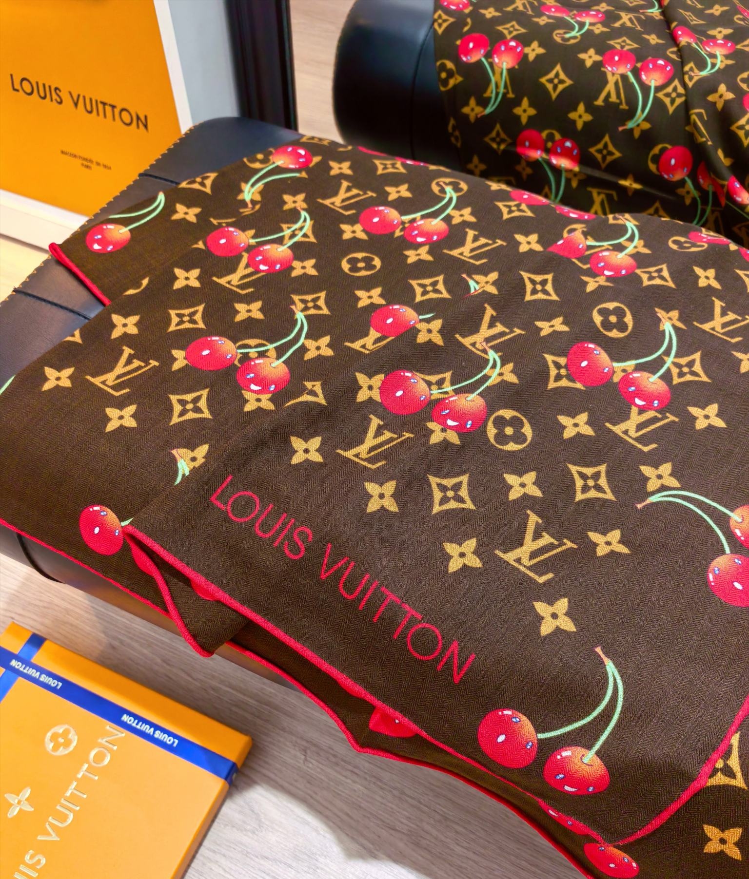 ルイ・ヴィトン LV x TM カレ90 モノグラム デニム チェリー M96094 詳細画像 3