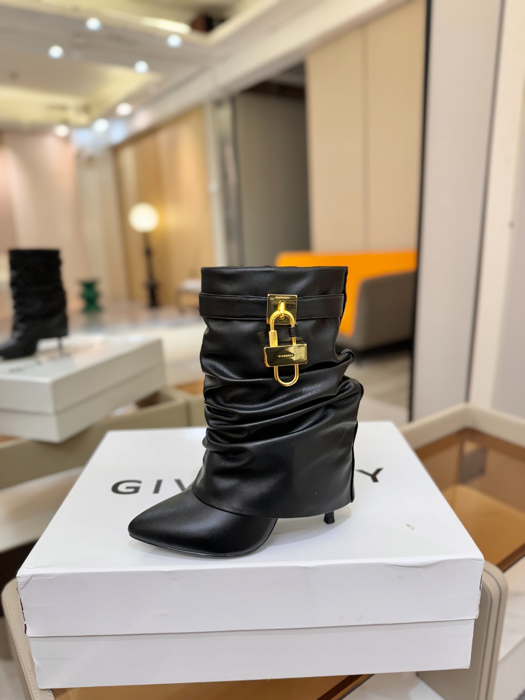 ジバンシィー シャークロック スティレット アンクルブーツ ブラック 詳細画像 1