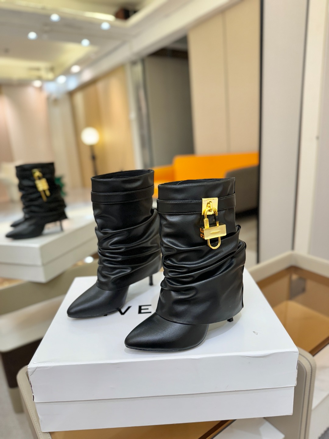 ジバンシィー シャークロック スティレット アンクルブーツ ブラック 詳細画像 2