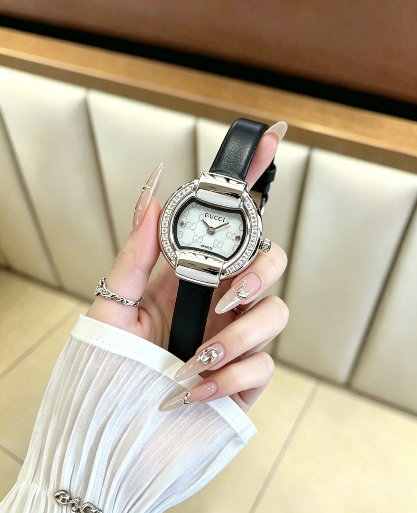 グッチ Gタイムレス GGロゴ クォーツ イエローゴールド シルバー ウォッチ 詳細画像 1