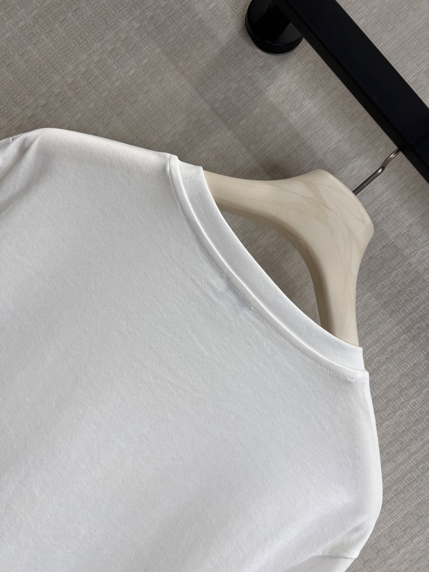 ロエベ 黒 クリスタル装飾 ストロベリーグラフィック Tシャツ 画像 5