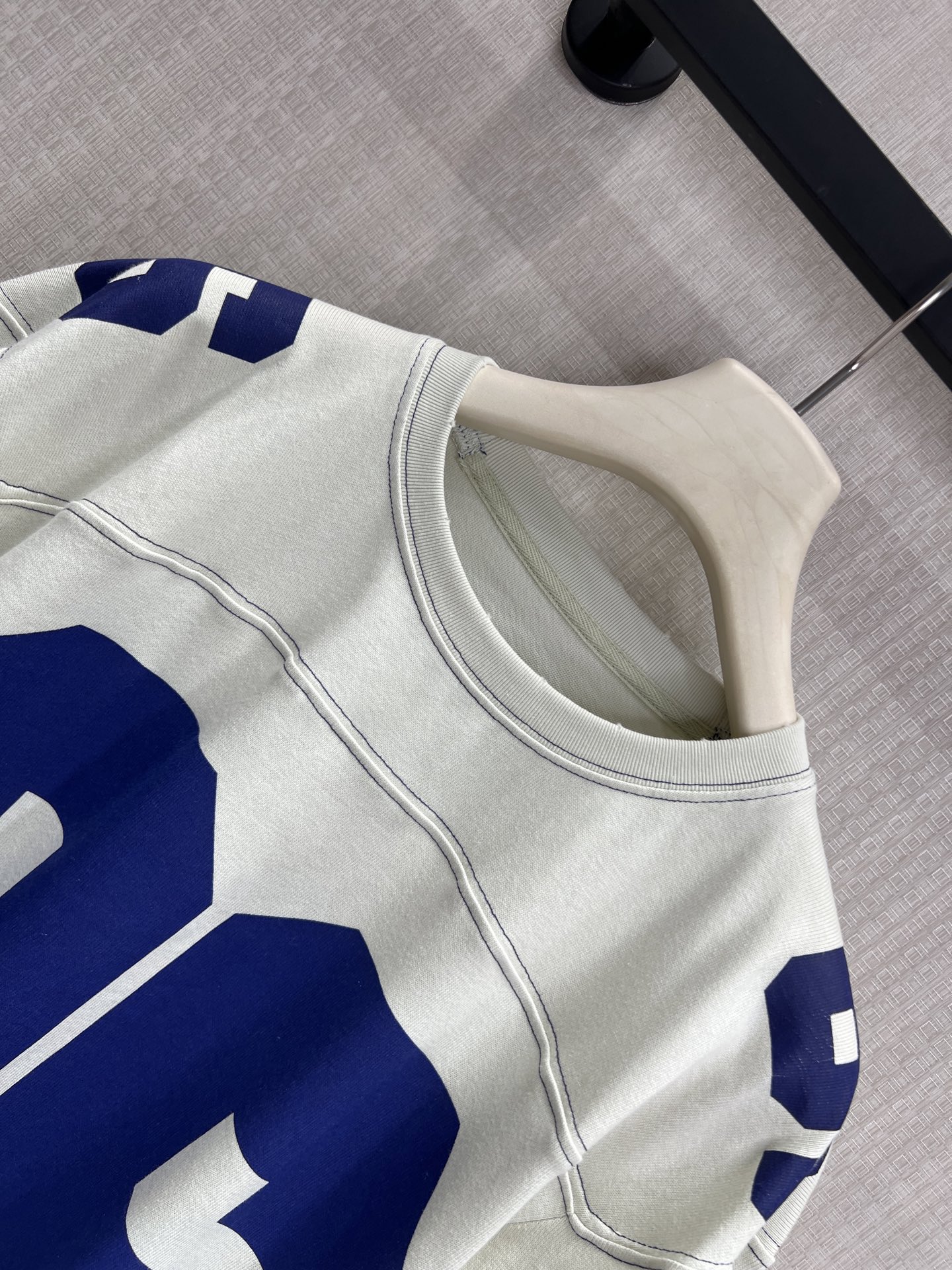 アクネ ストゥディオズ ブルー ウォッシュ ナンバーグラフィック Tシャツ 画像 4