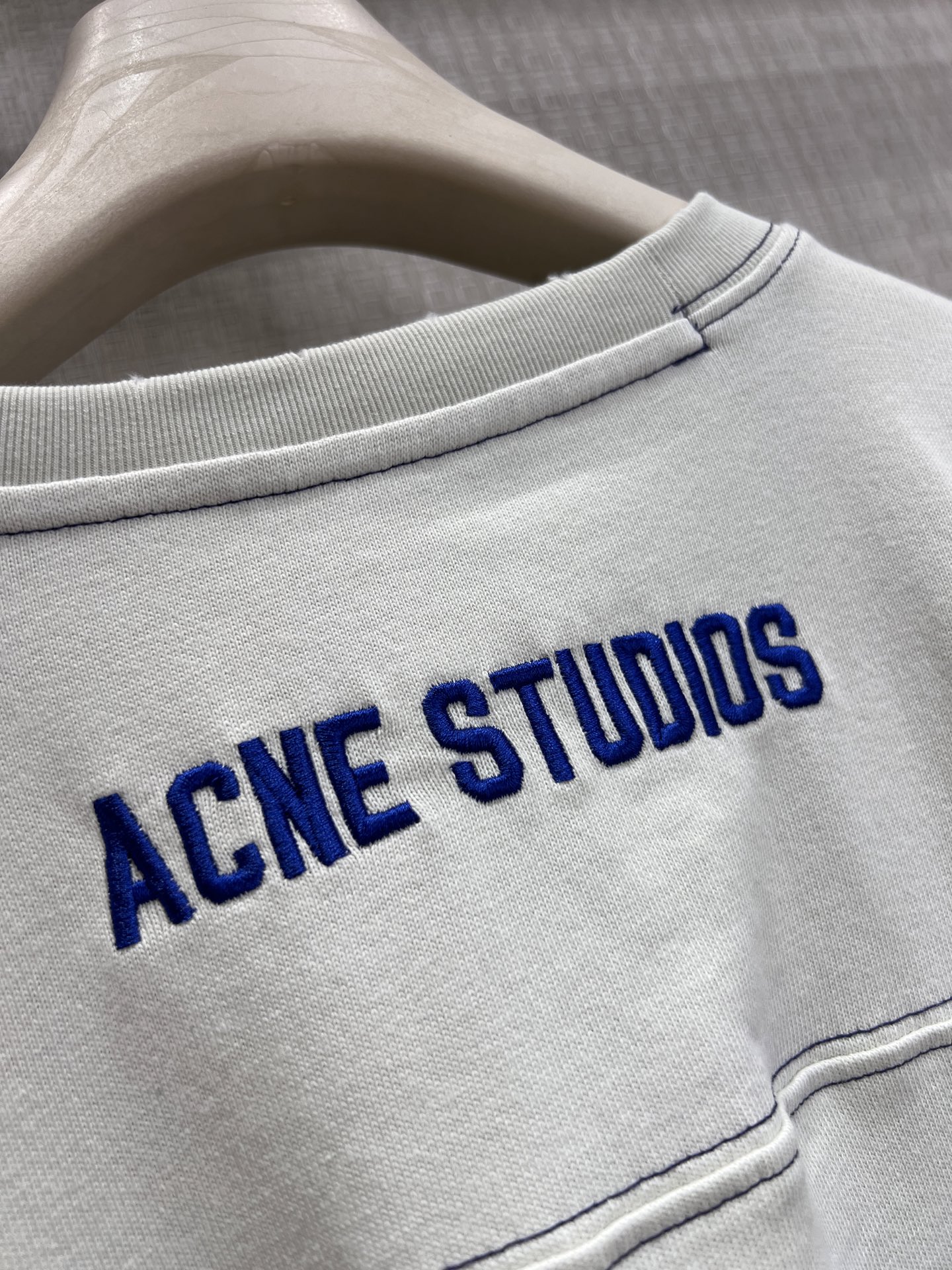 アクネ ストゥディオズ ブルー ウォッシュ ナンバーグラフィック Tシャツ 画像 7