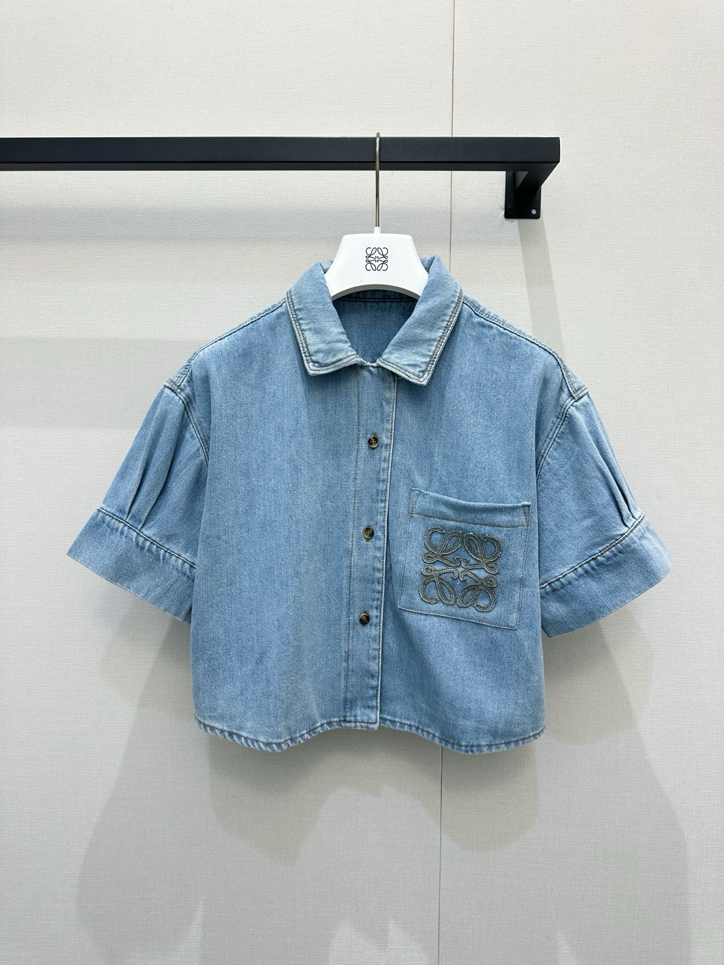 ロエベ ライトブルー グラフィックプリント ロゴ刺繍 デニム ポケットディテール シャツ 詳細画像 2