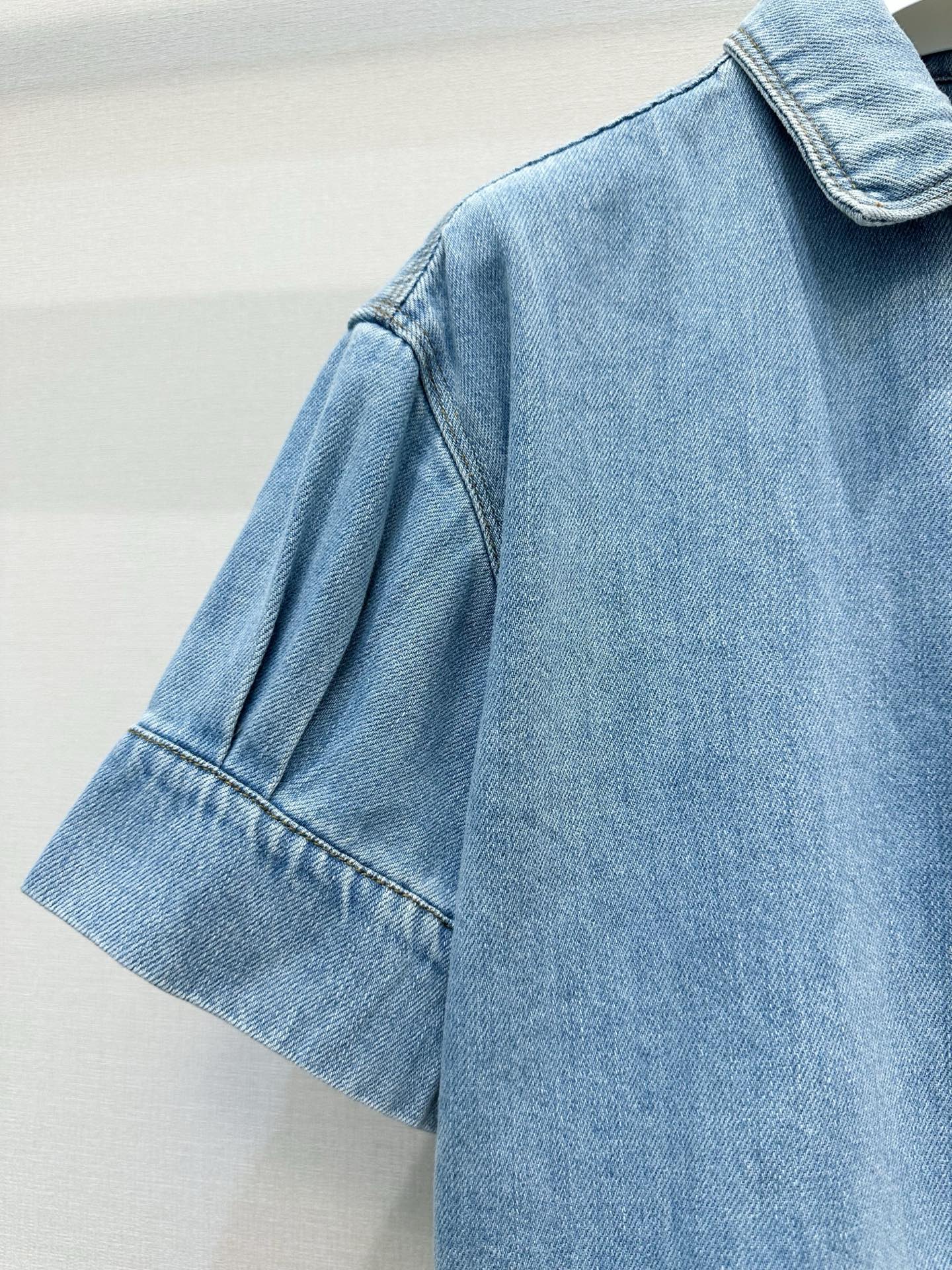 ロエベ ライトブルー グラフィックプリント ロゴ刺繍 デニム ポケットディテール シャツ 画像 5