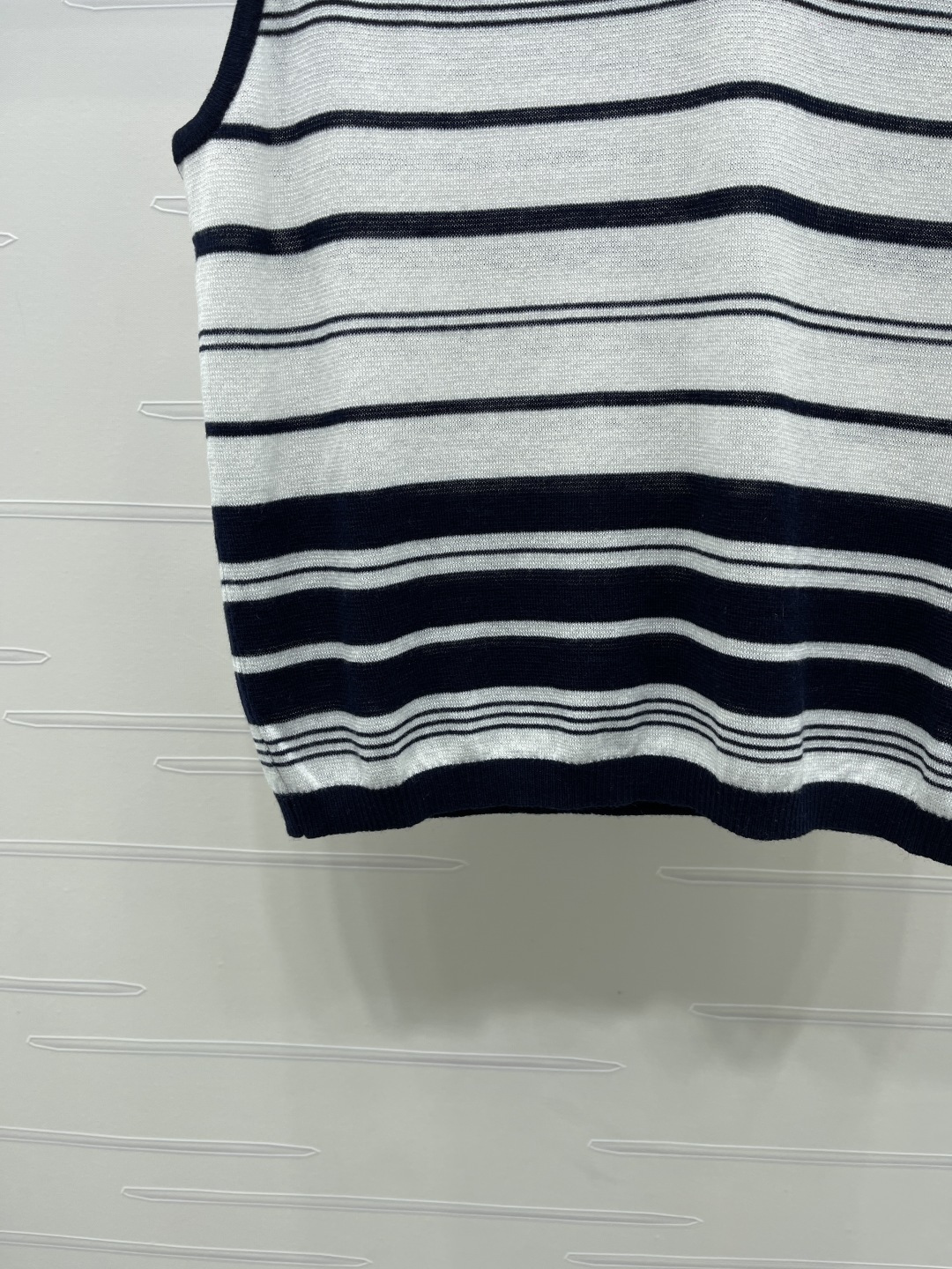 ミュウミュウ 白 ロゴ刺繍 ボーダー 襟付き Vネック ニットタンクトップ 画像 6