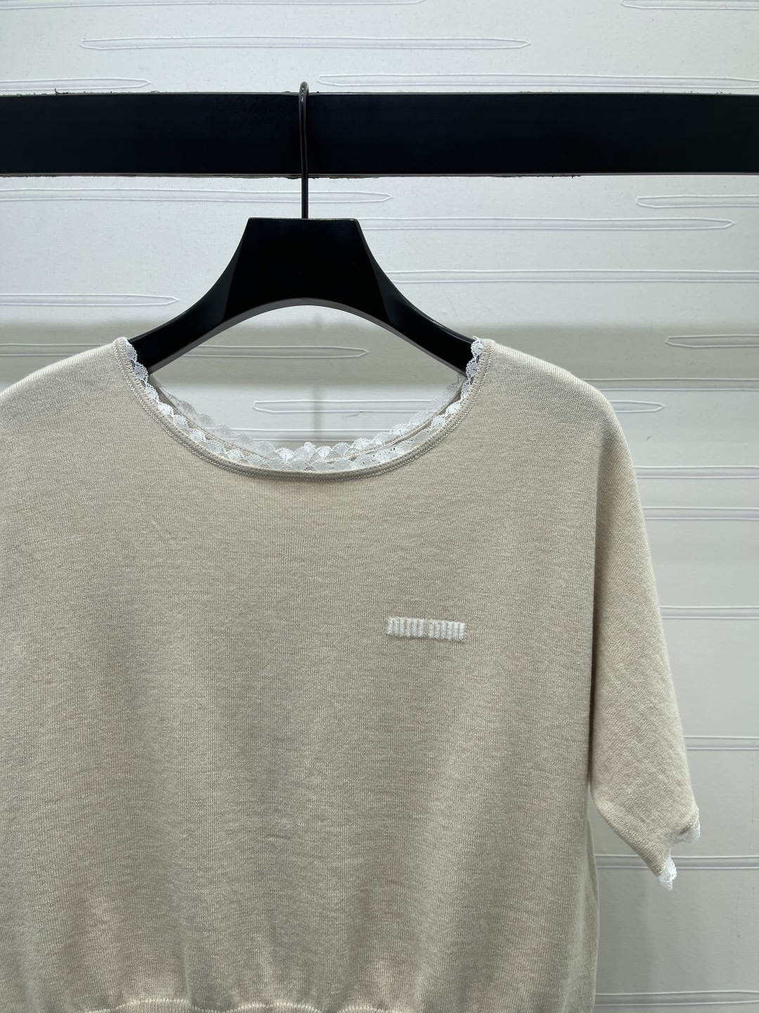 ミュウミュウ フローラル ロゴ刺繍 レーストリム クロップド ニットTシャツ 詳細画像 3