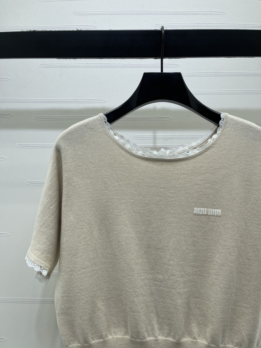 ミュウミュウ フローラル ロゴ刺繍 レーストリム クロップド ニットTシャツ 画像 4