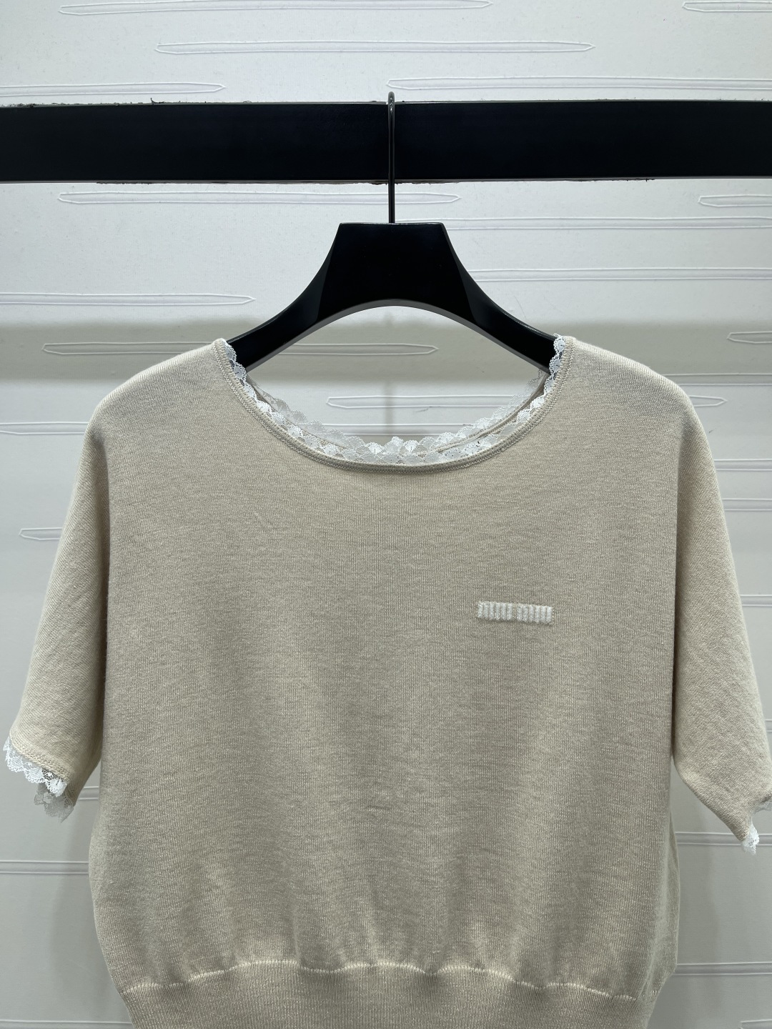 ミュウミュウ フローラル ロゴ刺繍 レーストリム クロップド ニットTシャツ 画像 5