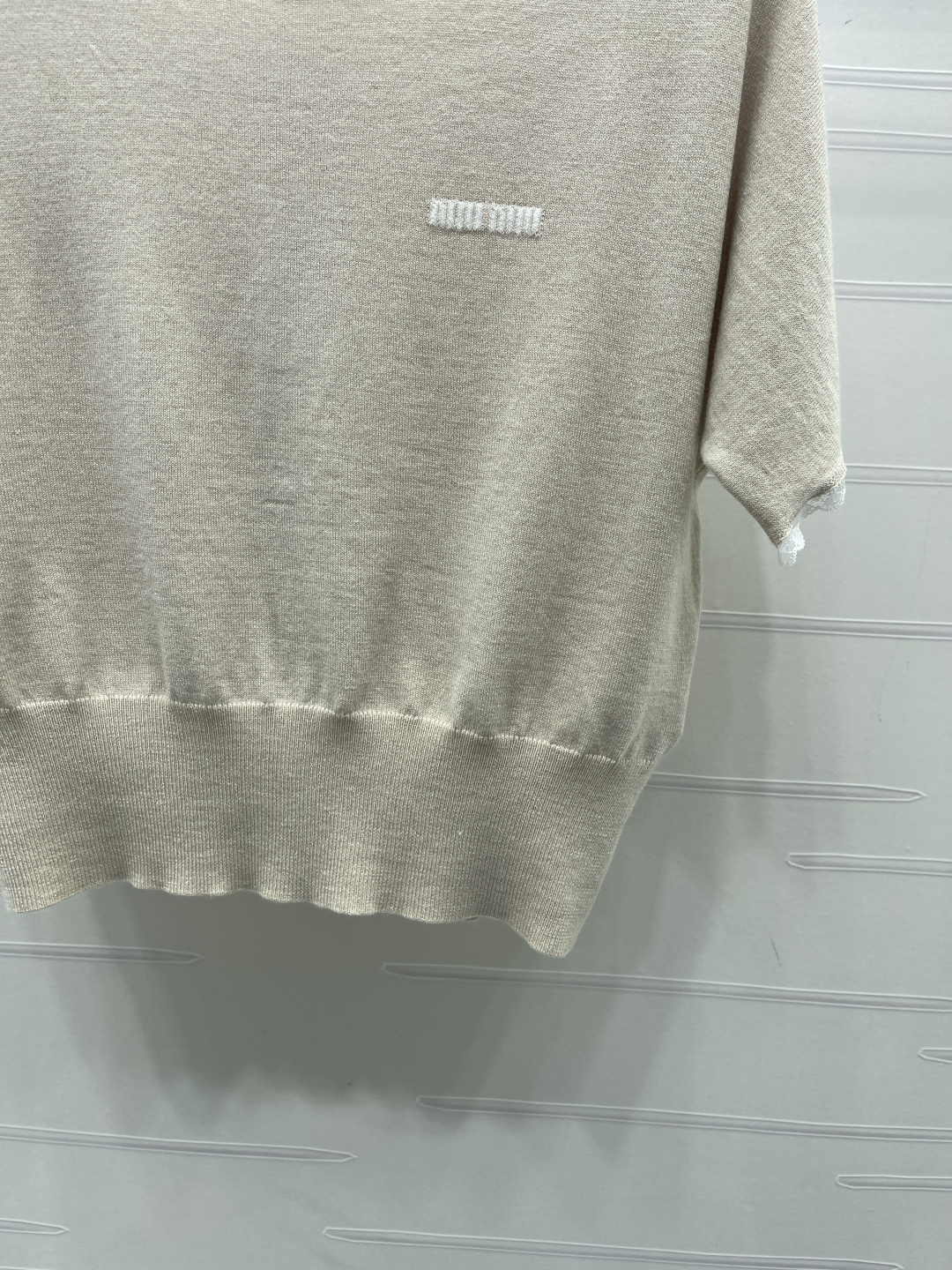 ミュウミュウ フローラル ロゴ刺繍 レーストリム クロップド ニットTシャツ 画像 7