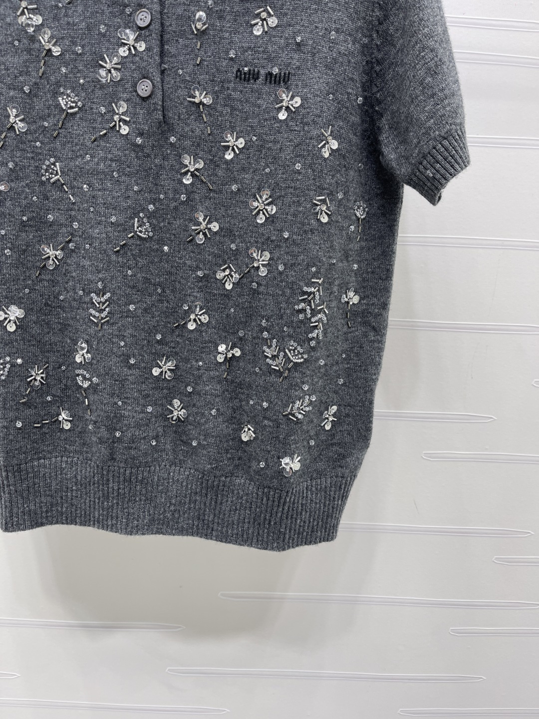 ミュウミュウ グラフィックプリント フローラル ロゴ刺繍 クリスタル装飾 ニットポロシャツ 画像 8