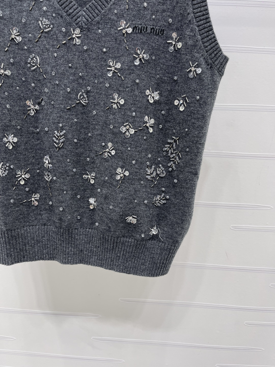 ミュウミュウ グラフィックプリント フローラル ロゴ刺繍 クリスタル装飾 ニットタンクトップ 画像 7