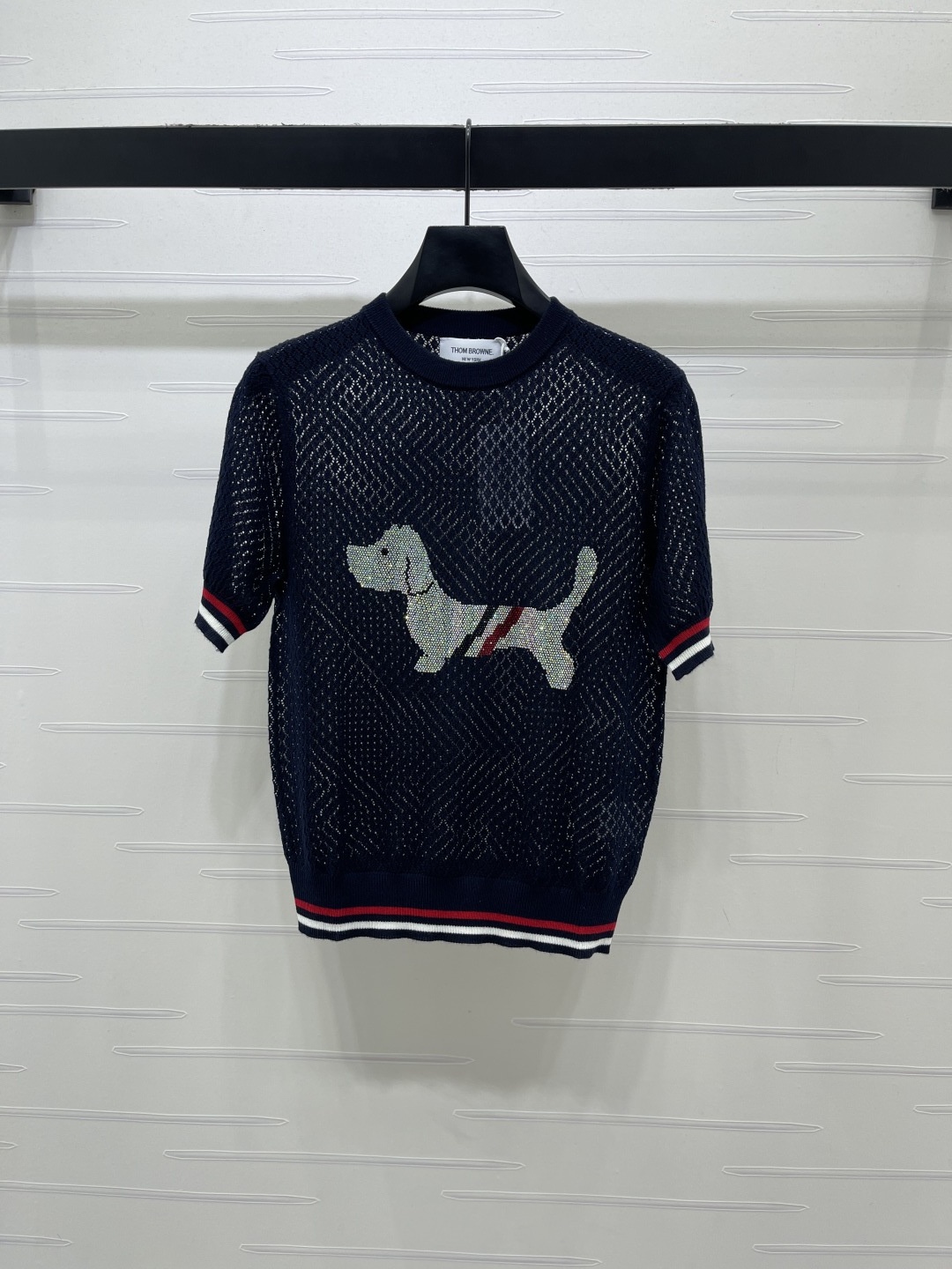 トムブラウン グラフィックプリント ドッグモチーフ 透かし編み クリスタル装飾 ニットTシャツ 詳細画像 1