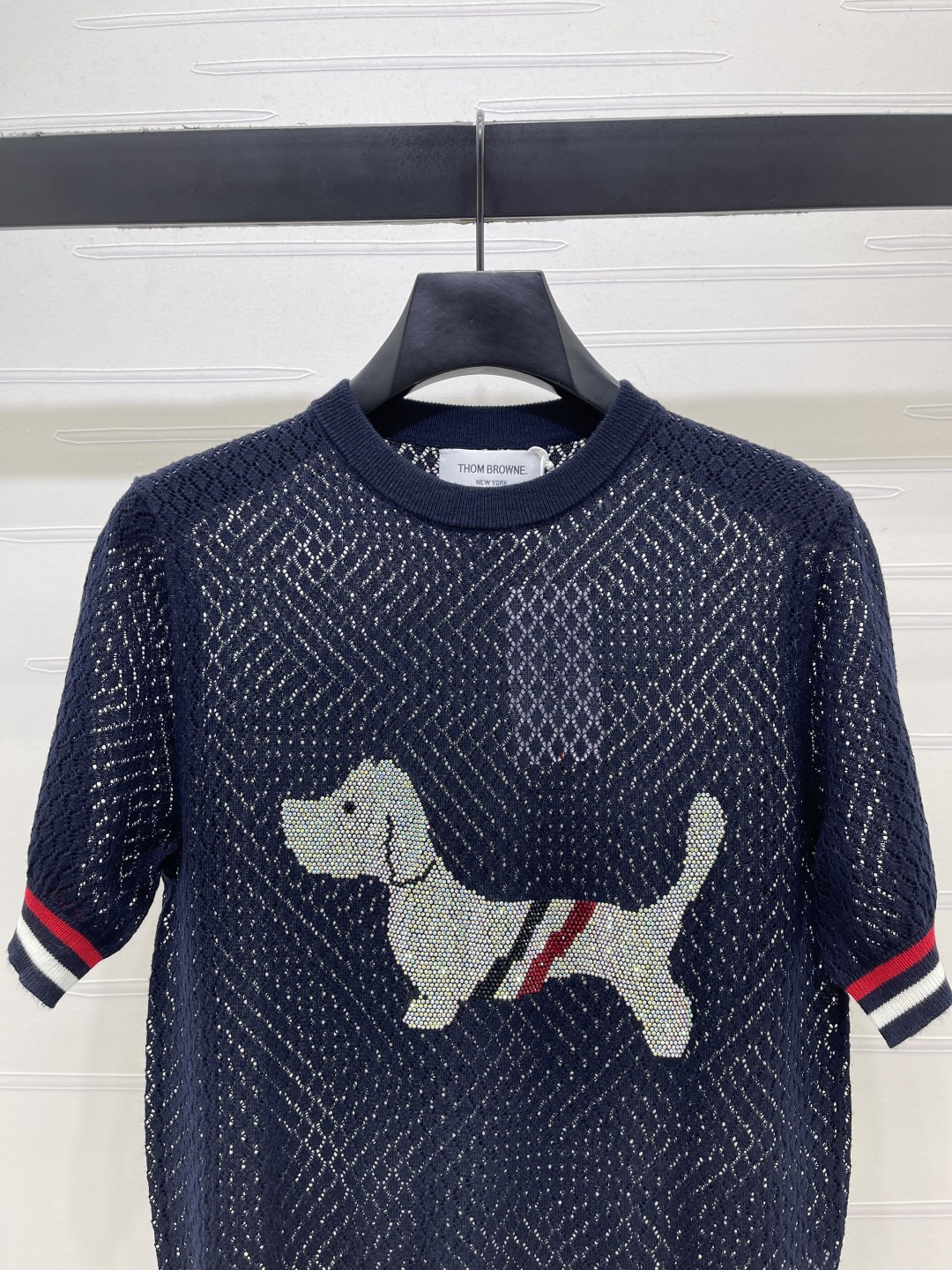 トムブラウン グラフィックプリント ドッグモチーフ 透かし編み クリスタル装飾 ニットTシャツ 画像 5