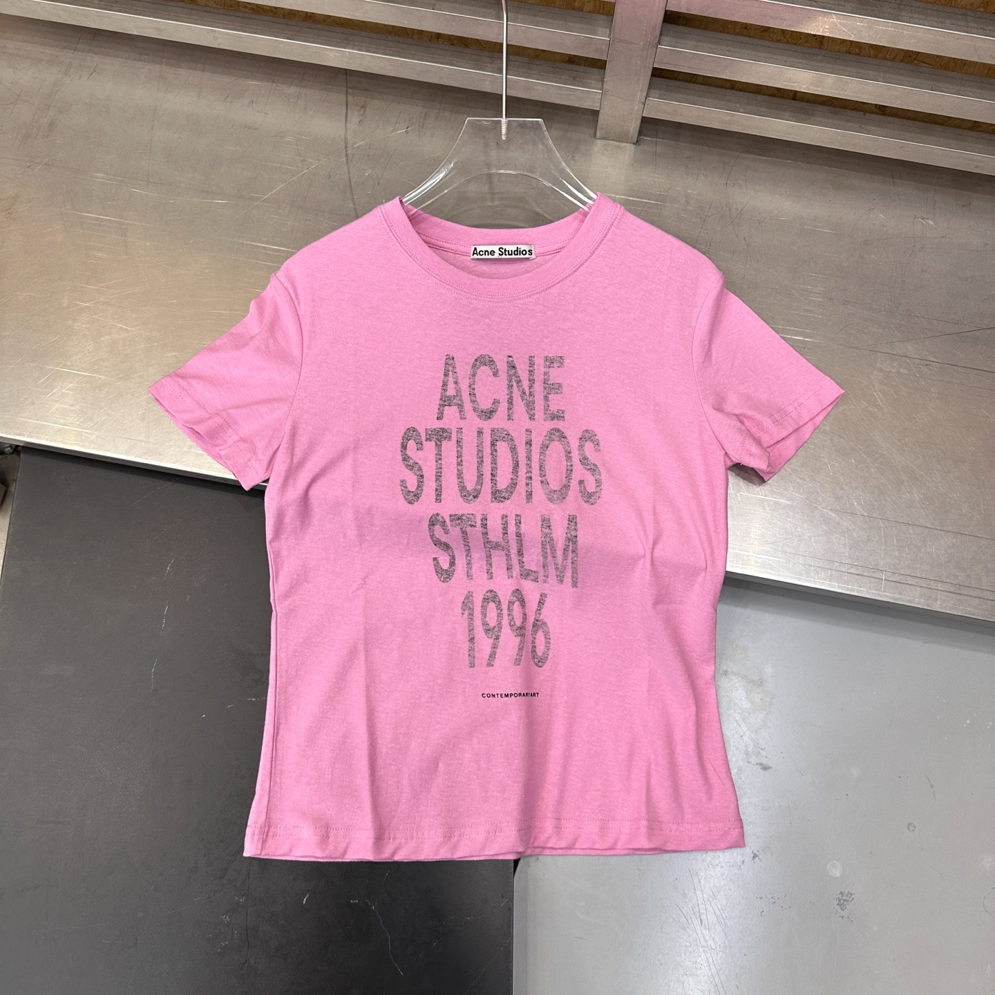 アクネ ストゥディオズ ロゴ ウォッシュ加工ピンクTシャツ 画像 4