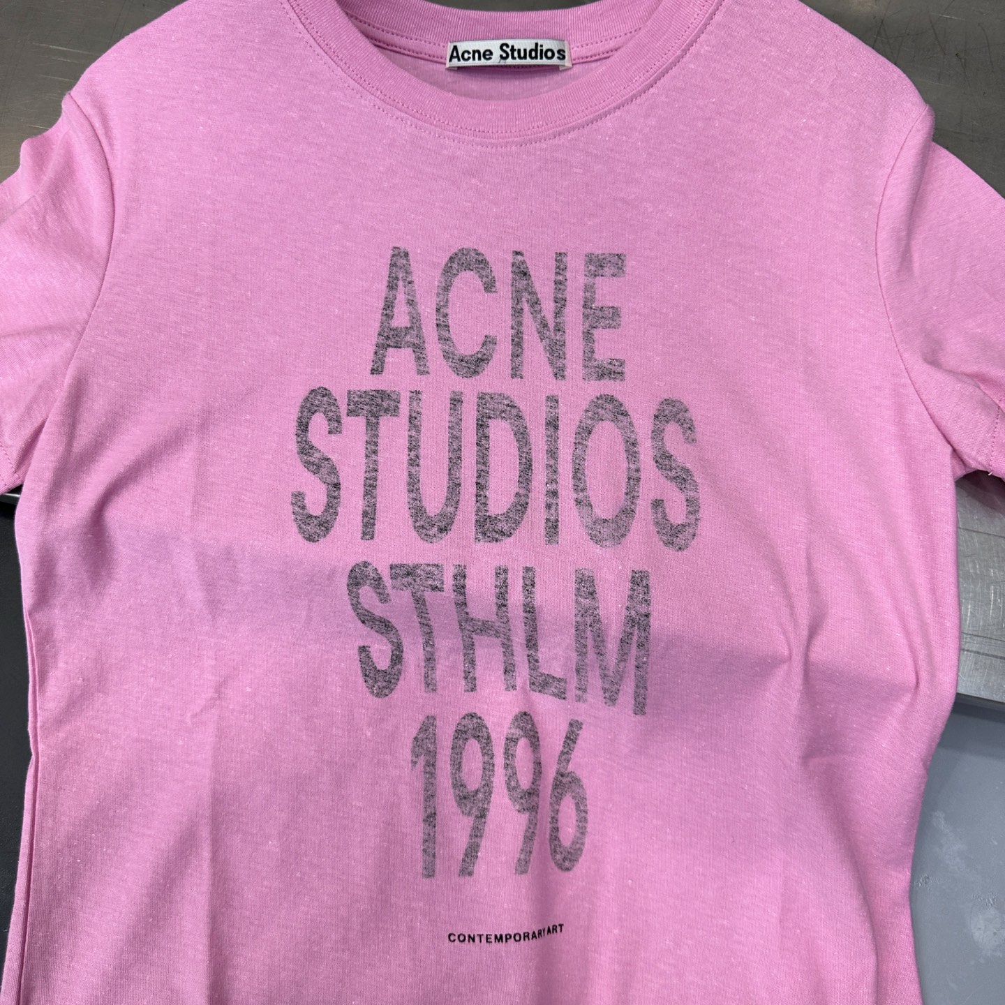 アクネ ストゥディオズ ロゴ ウォッシュ加工ピンクTシャツ 画像 5