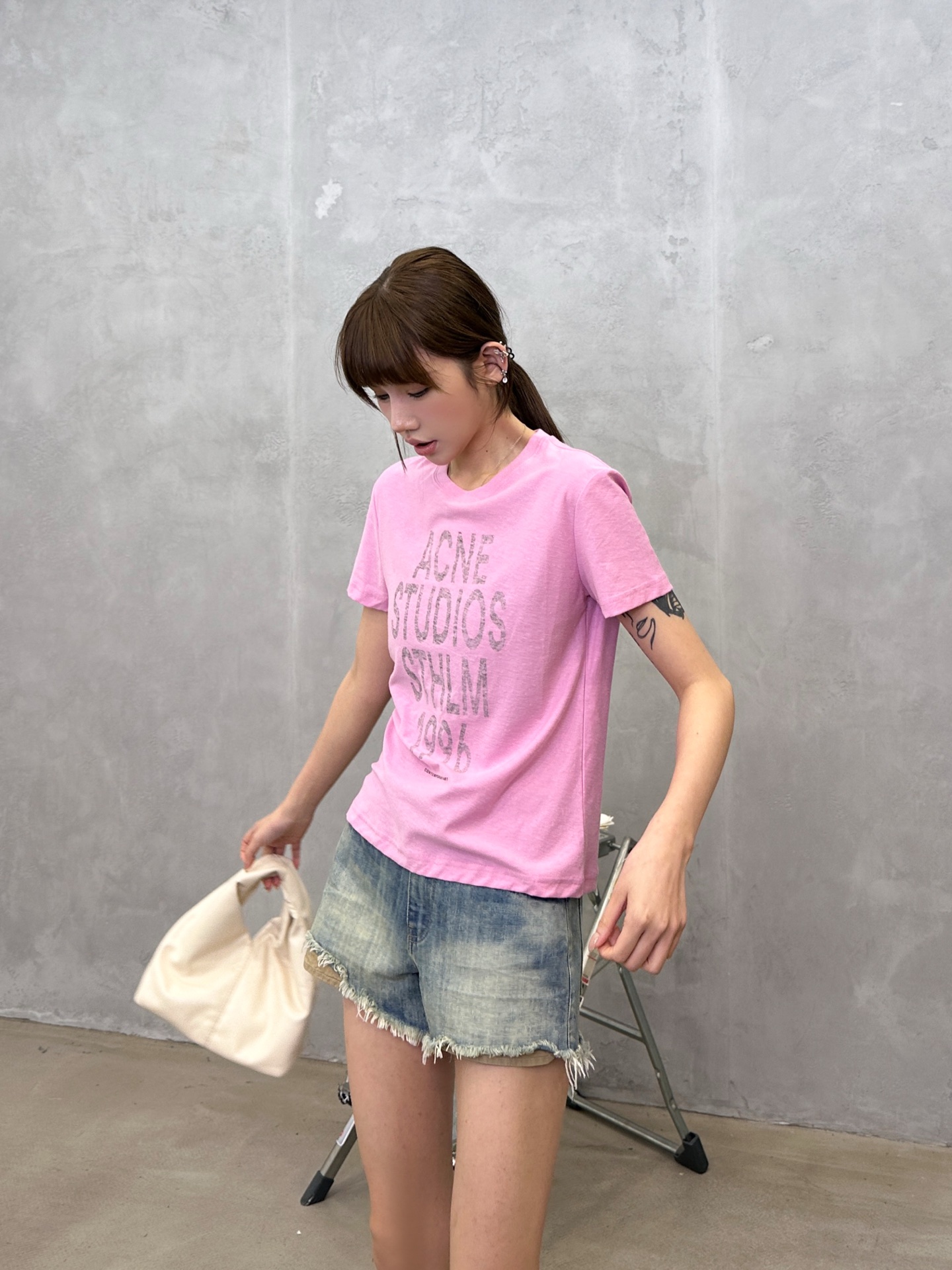 アクネ ストゥディオズ ロゴ ウォッシュ加工ピンクTシャツ 画像 9