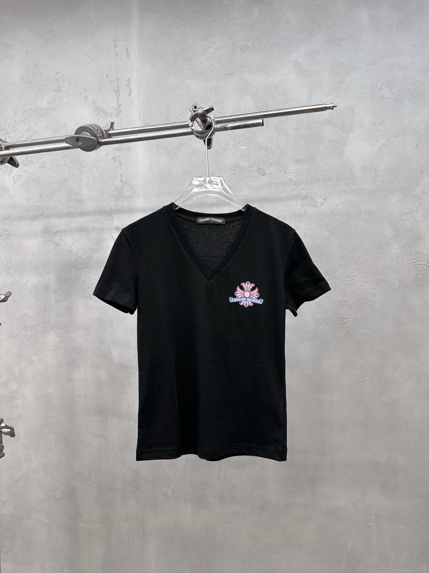 クロムハーツ フローラルクロス グラフィック Vネック Tシャツ 詳細画像 1
