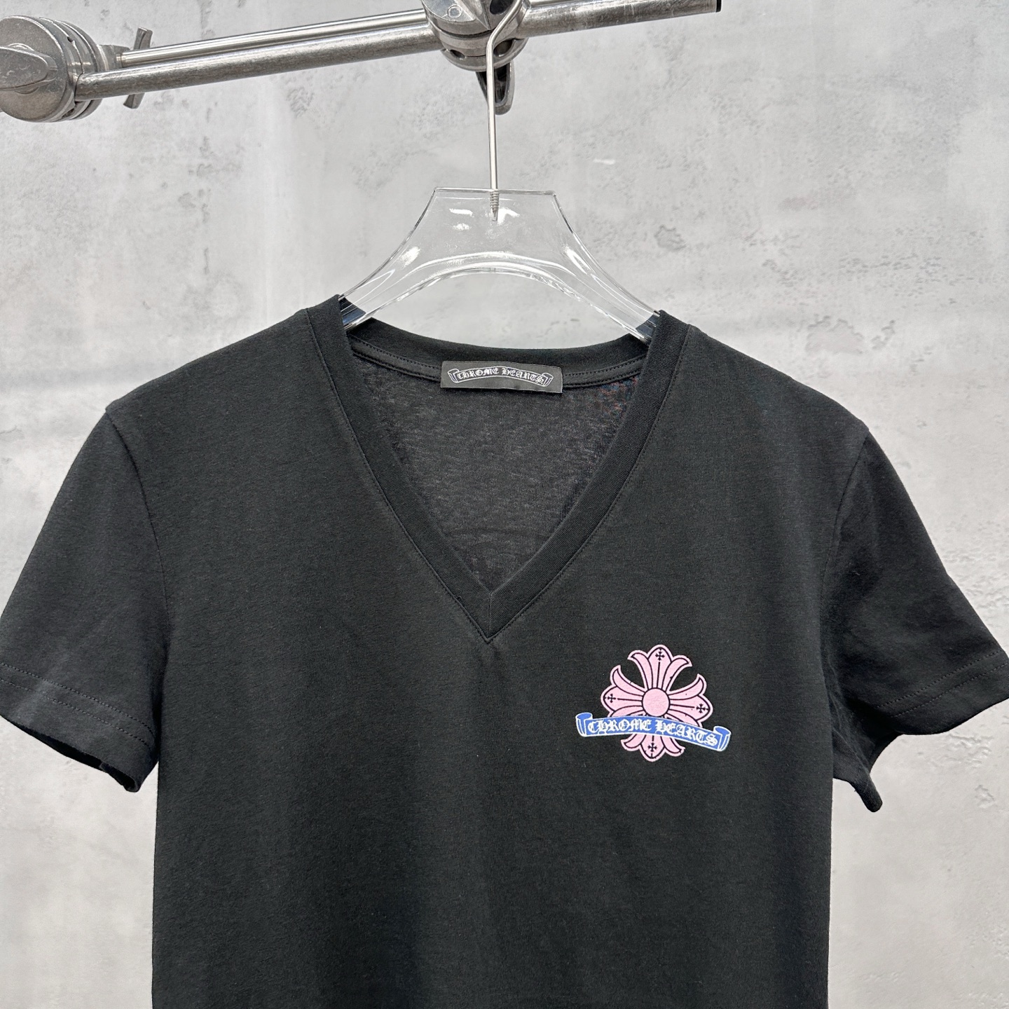クロムハーツ フローラルクロス グラフィック Vネック Tシャツ 詳細画像 2