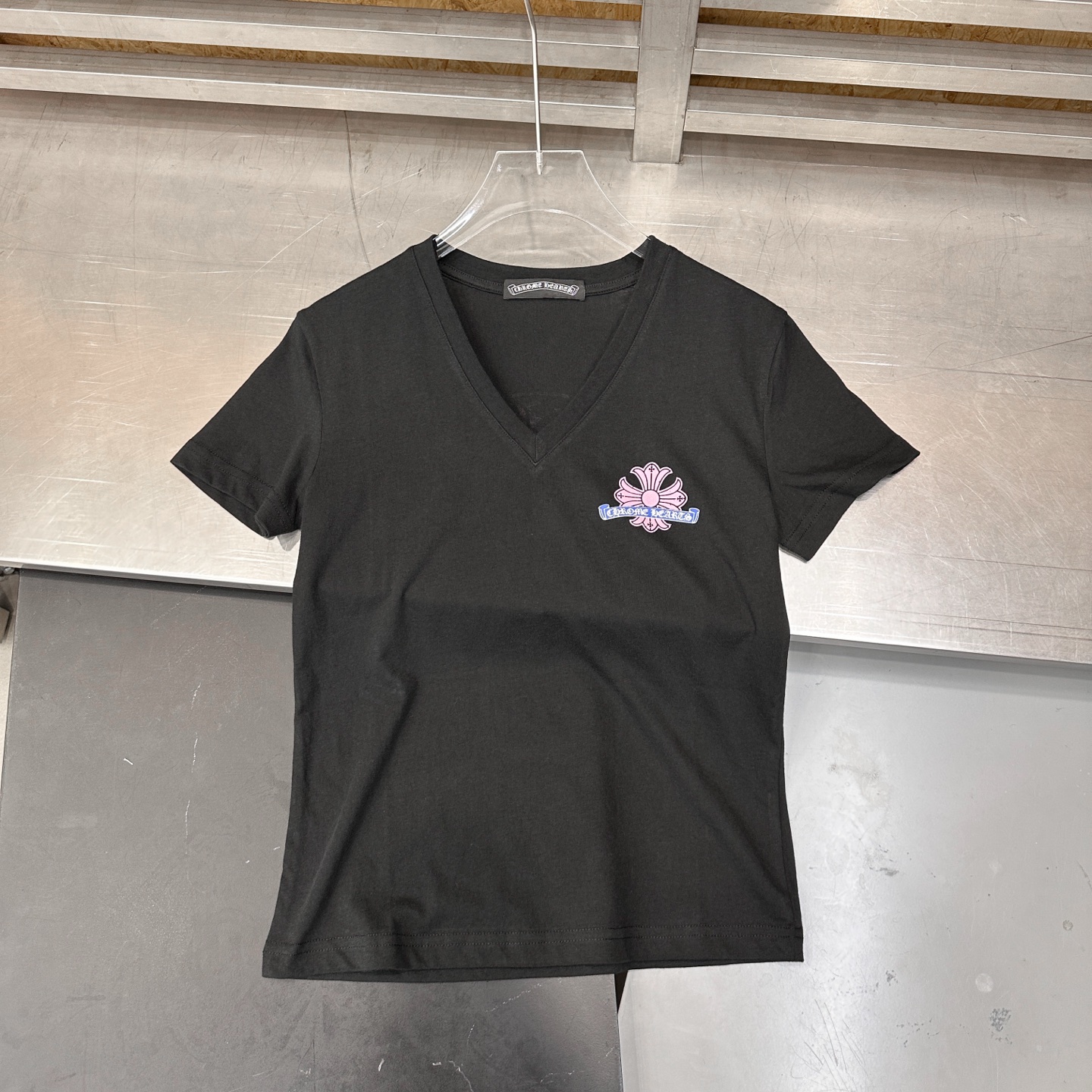 クロムハーツ フローラルクロス グラフィック Vネック Tシャツ 画像 4