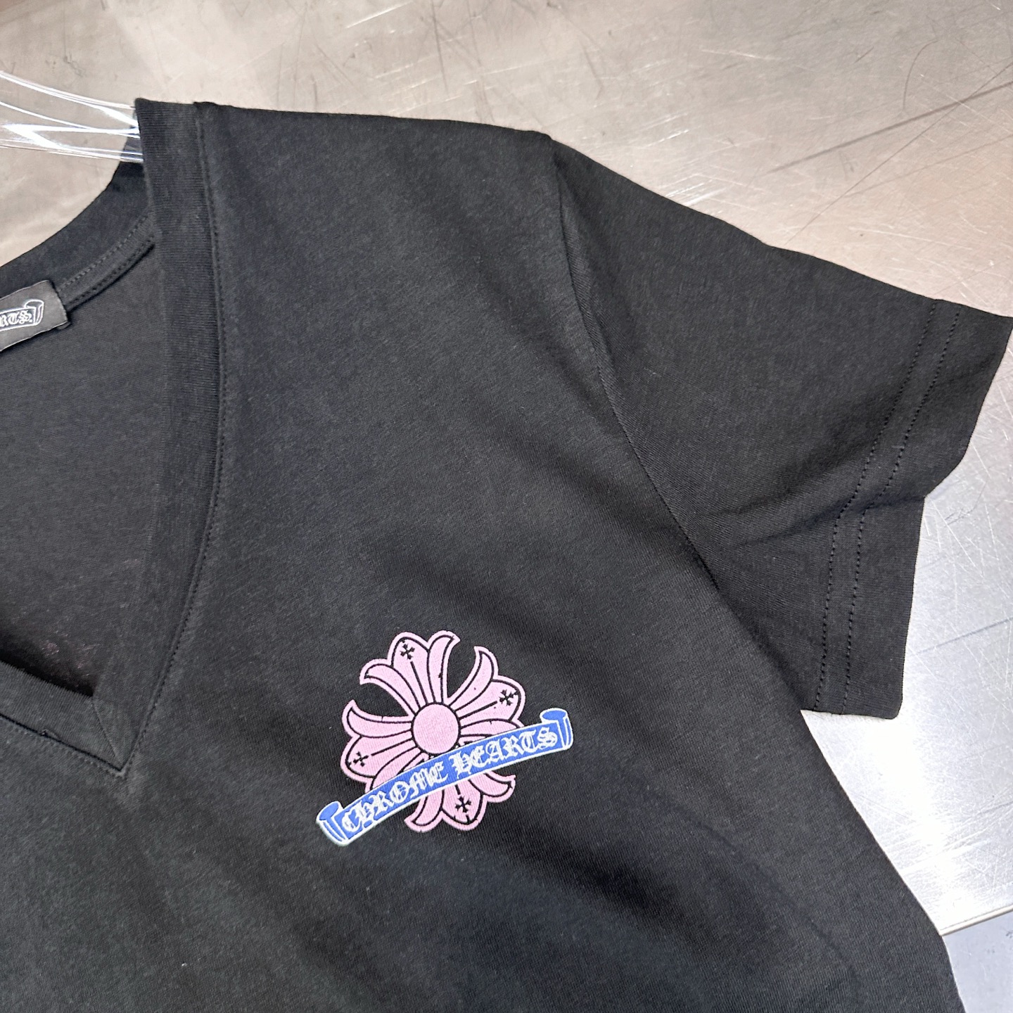 クロムハーツ フローラルクロス グラフィック Vネック Tシャツ 画像 7