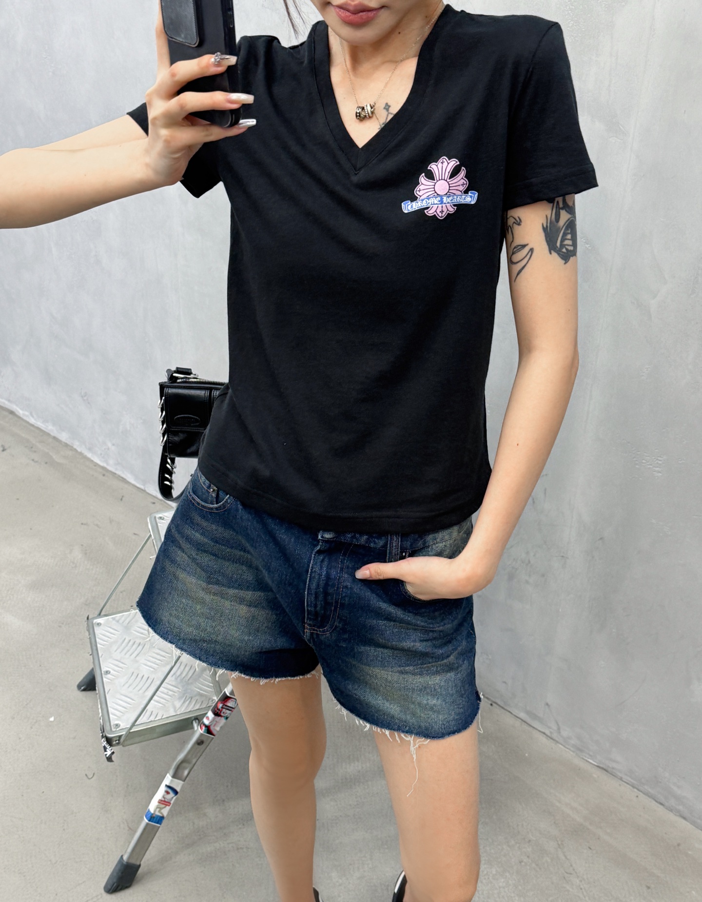クロムハーツ フローラルクロス グラフィック Vネック Tシャツ 画像 9