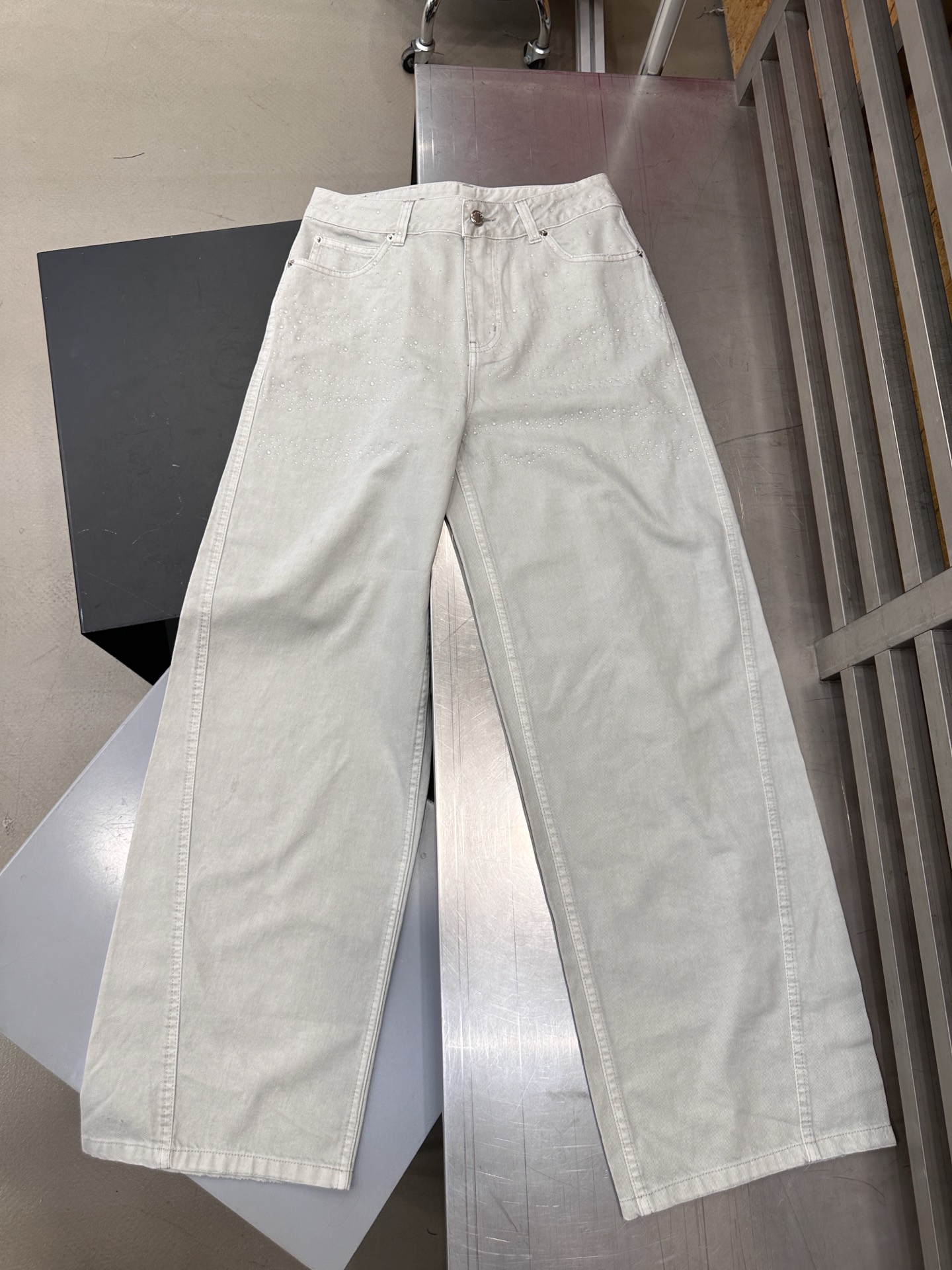 アレキサンダーワン ラインストーン ウォッシュド デニムパンツ 画像 4